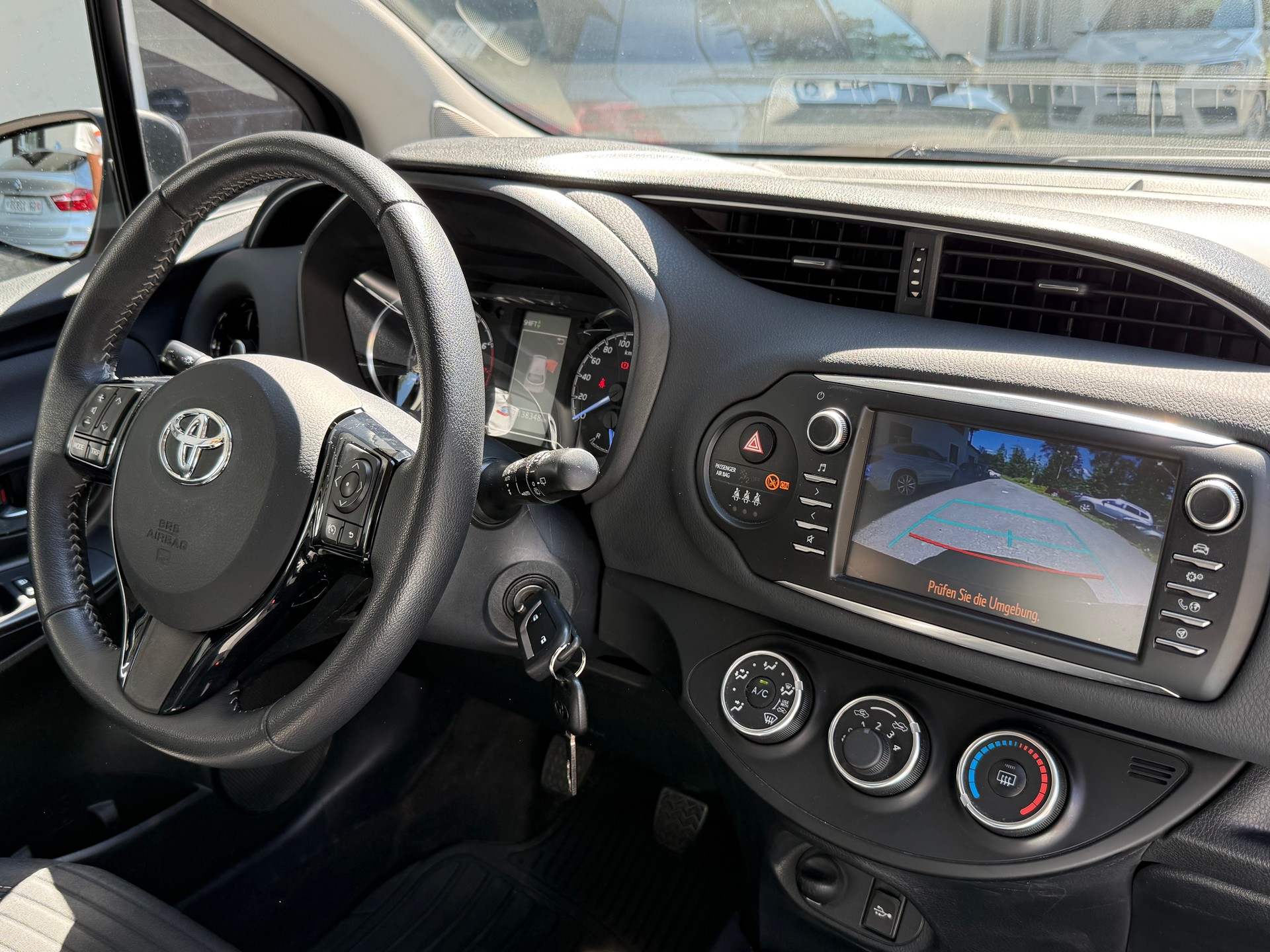 TOYOTA Yaris 1.5 Style-image-12