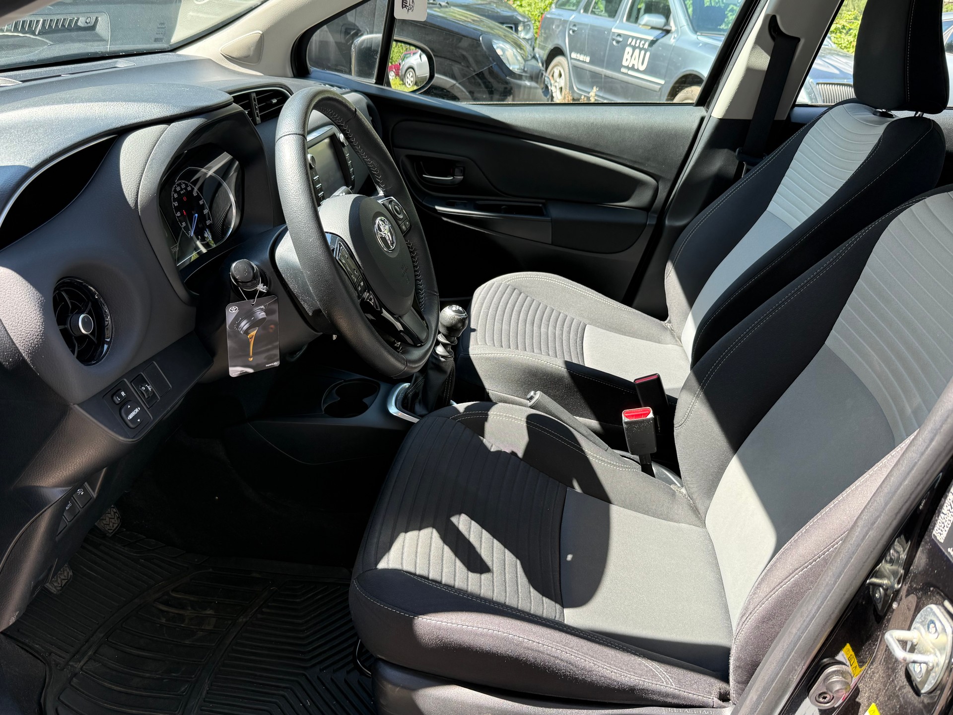 TOYOTA Yaris 1.5 Style-image-8