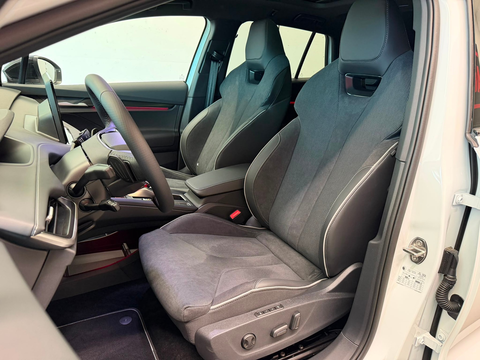 SKODA Enyaq 85x Sportline 4x4-image-14