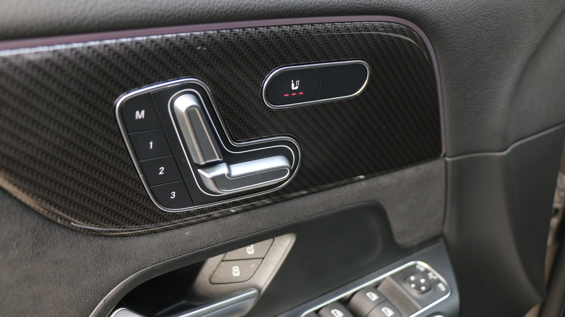 MERCEDES-BENZ GLA 250 e 8G-DCT-image-11