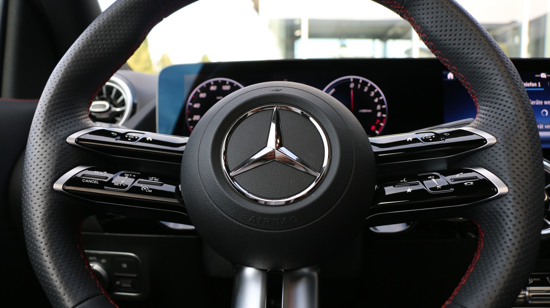 MERCEDES-BENZ GLA 250 e 8G-DCT-image-10