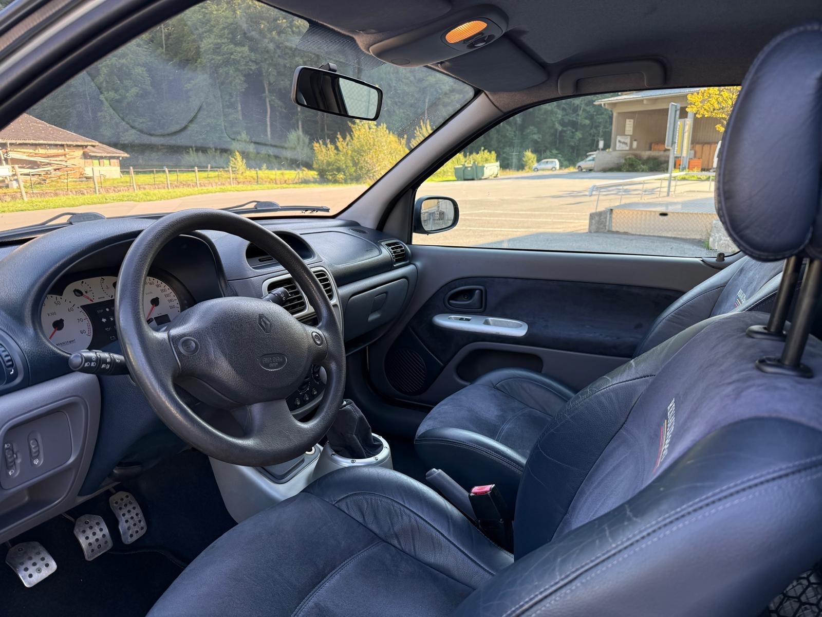 RENAULT Clio 3.0 V6-image-12