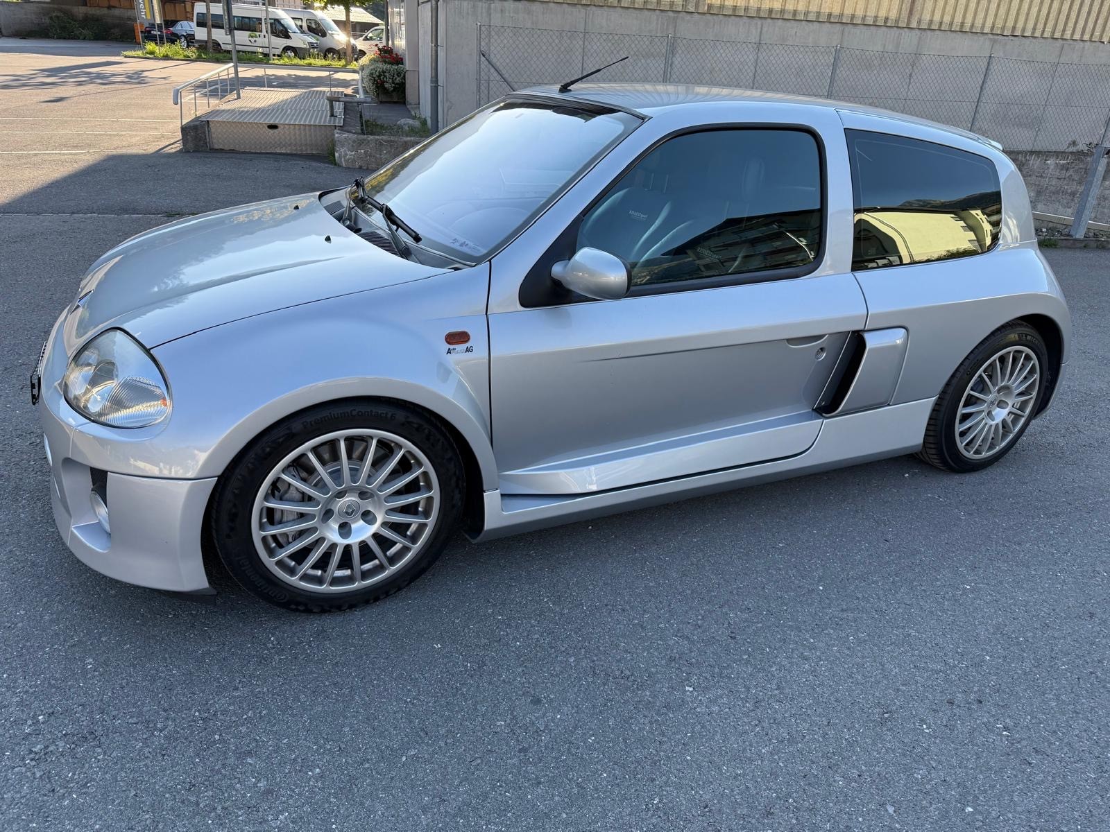 RENAULT Clio 3.0 V6-image-2