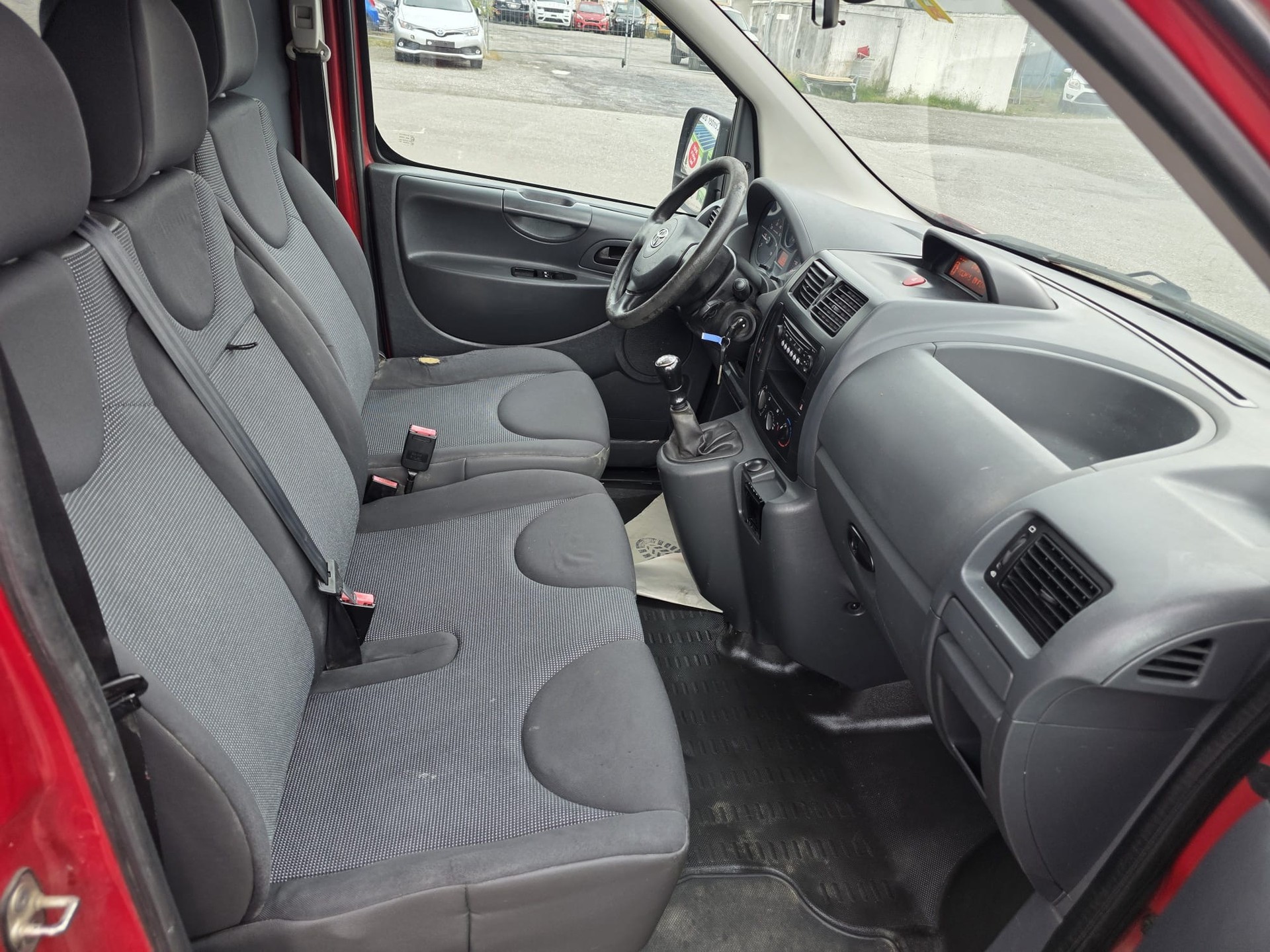 TOYOTA Proace 1.6D Glass Van Terra L1H1-image-4