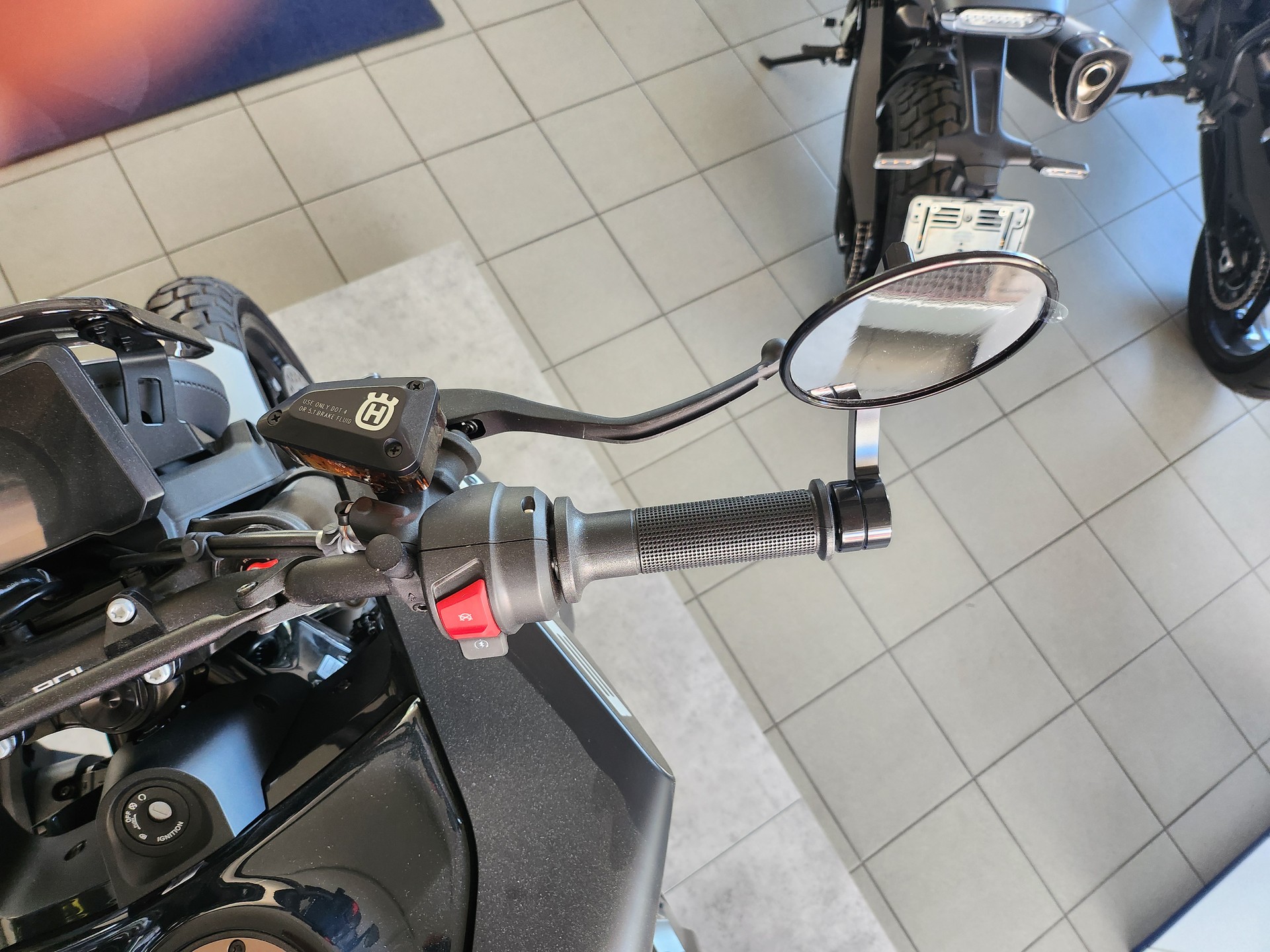 HUSQVARNA Svartpilen 801-image-2