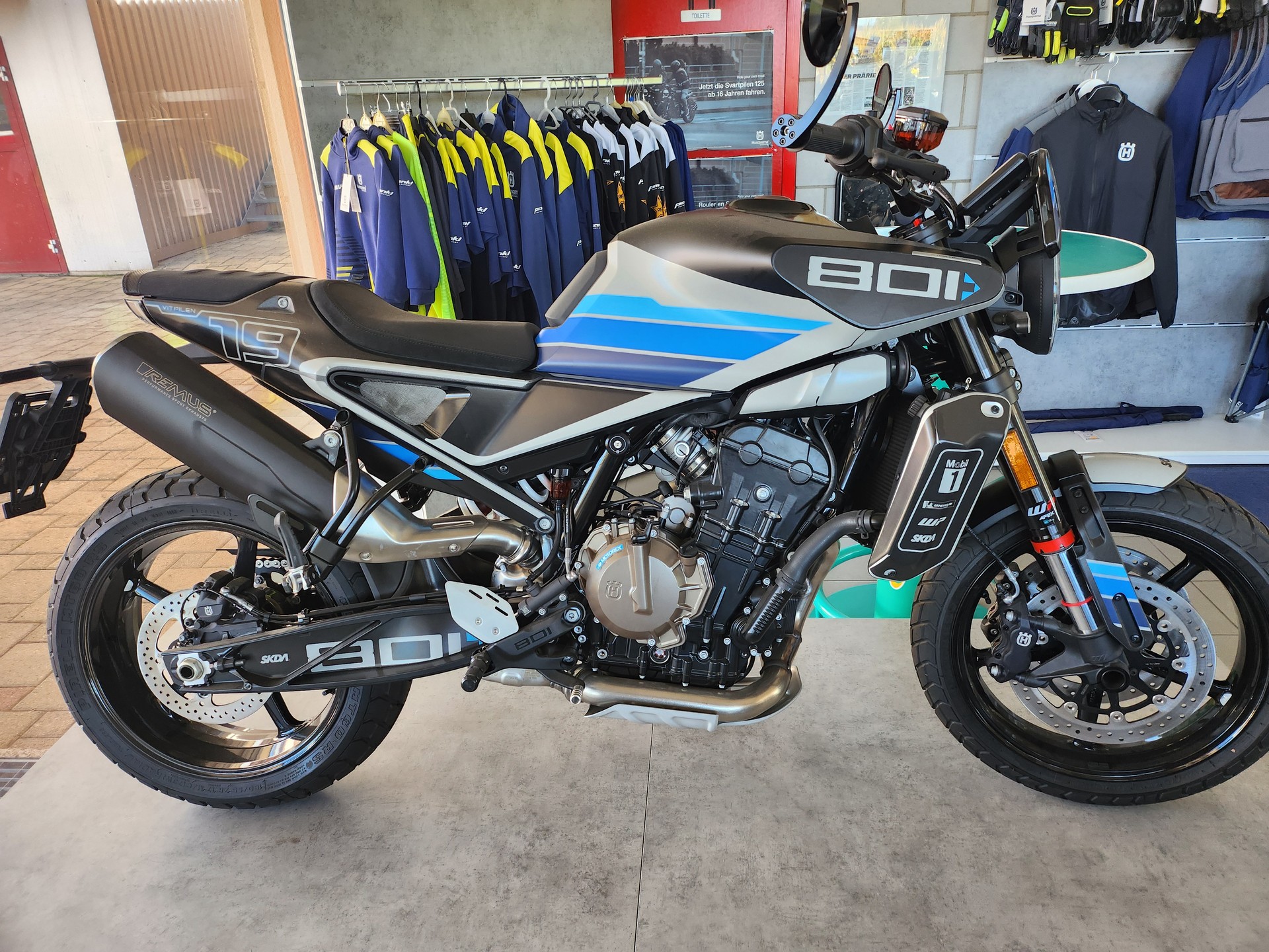 HUSQVARNA Svartpilen 801-image-1