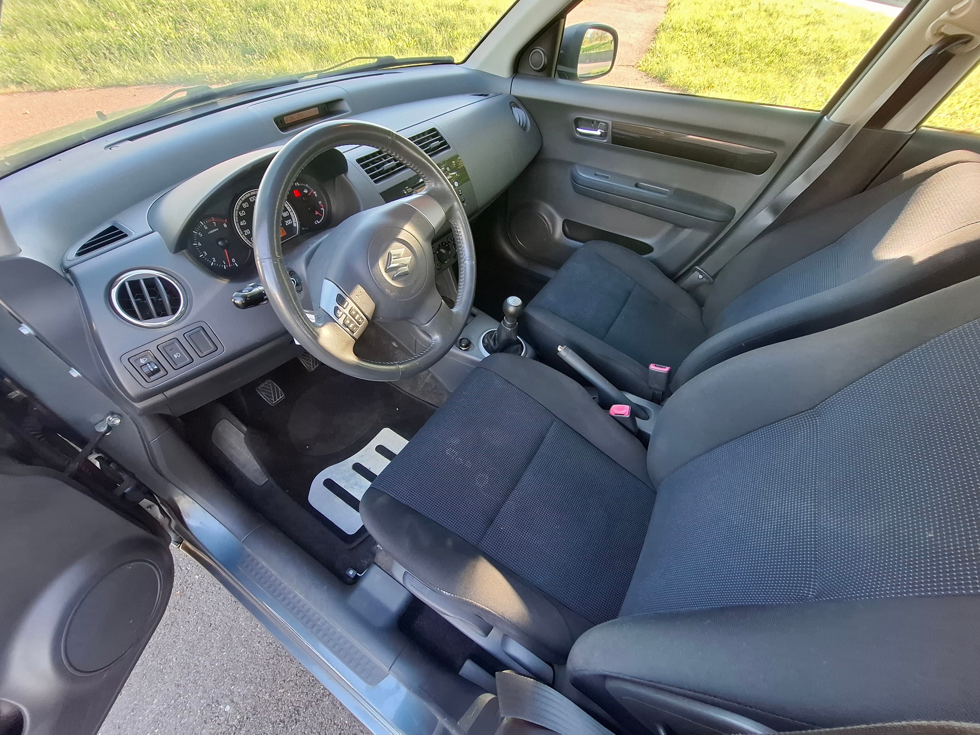 SUZUKI Swift 1.3i 16V GL 4x4-image-9