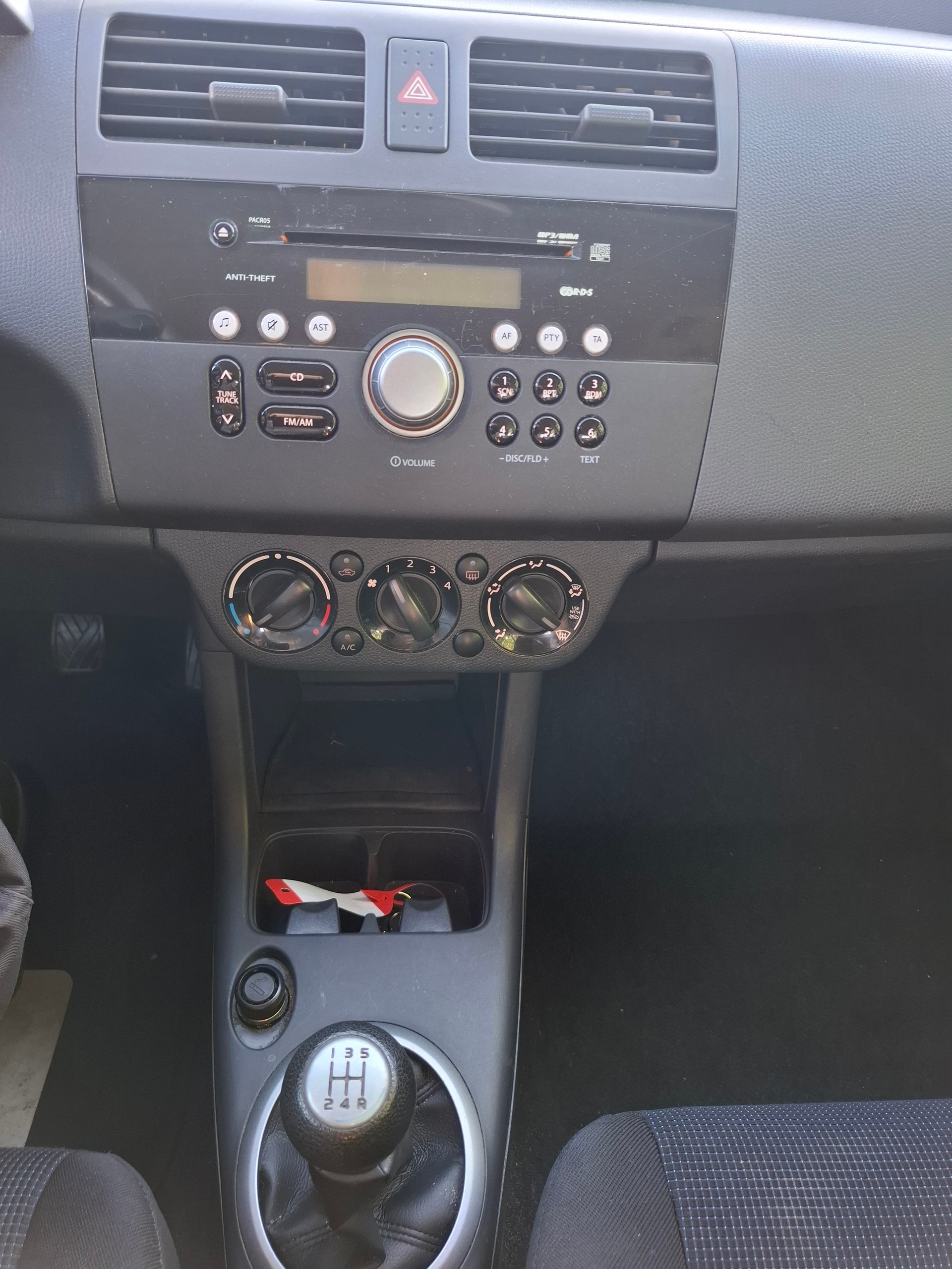 SUZUKI Swift 1.3i 16V GL 4x4-image-11