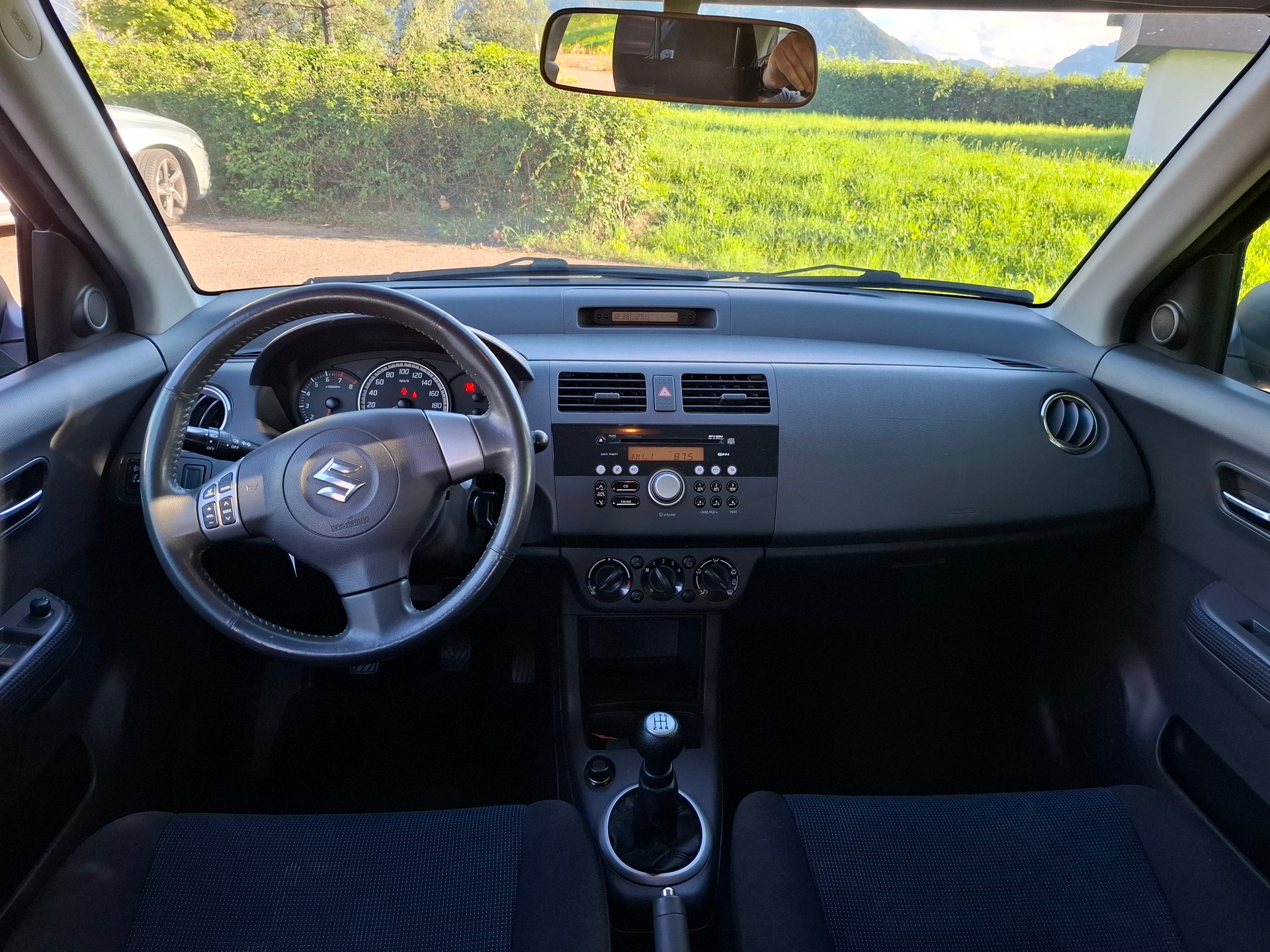 SUZUKI Swift 1.3i 16V GL 4x4-image-8