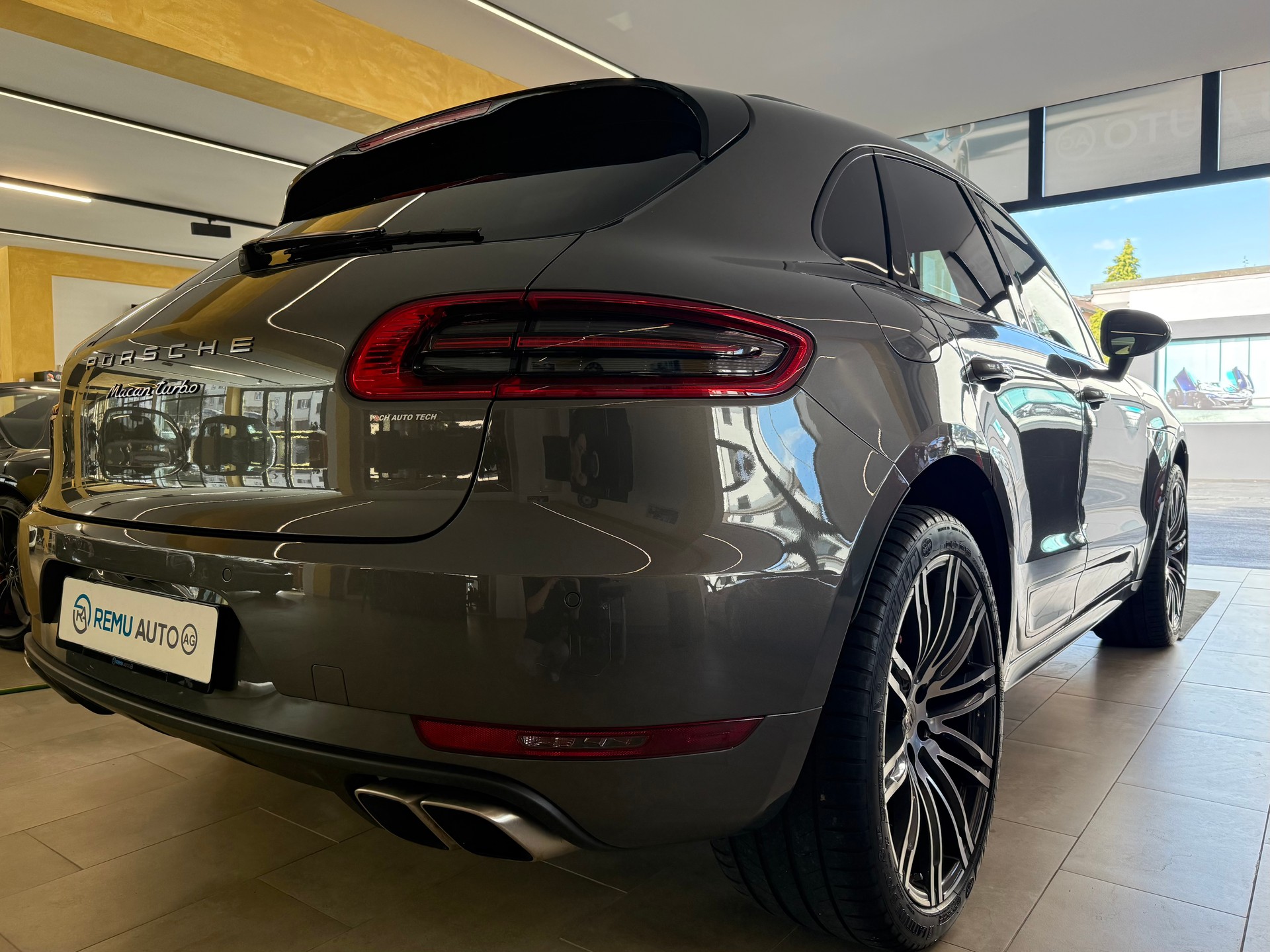 PORSCHE Macan Turbo PDK-showroom-element-2
