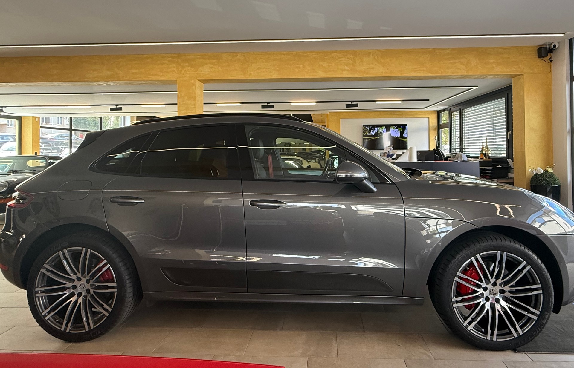 PORSCHE Macan Turbo PDK-showroom-element-1