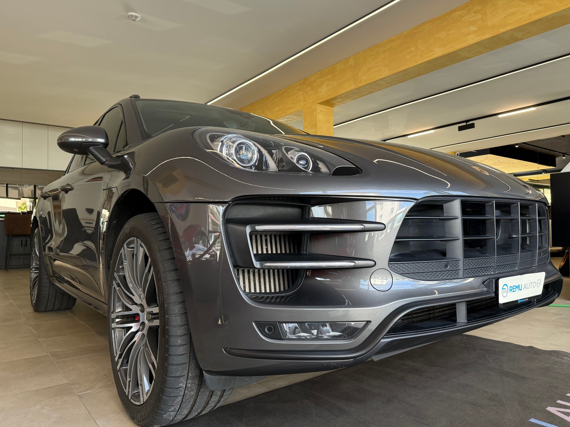 PORSCHE Macan Turbo PDK