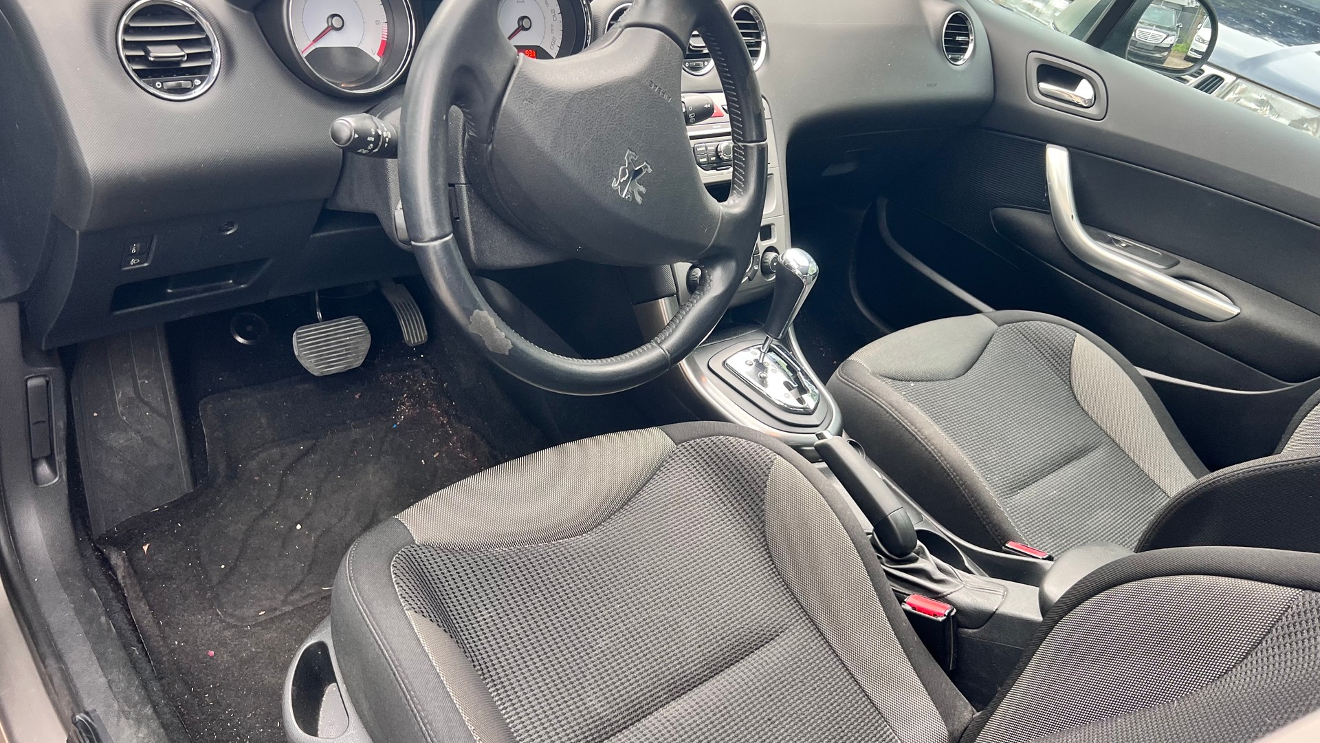 PEUGEOT 308 1.6 16V T Black&Silver Automatic-image-5