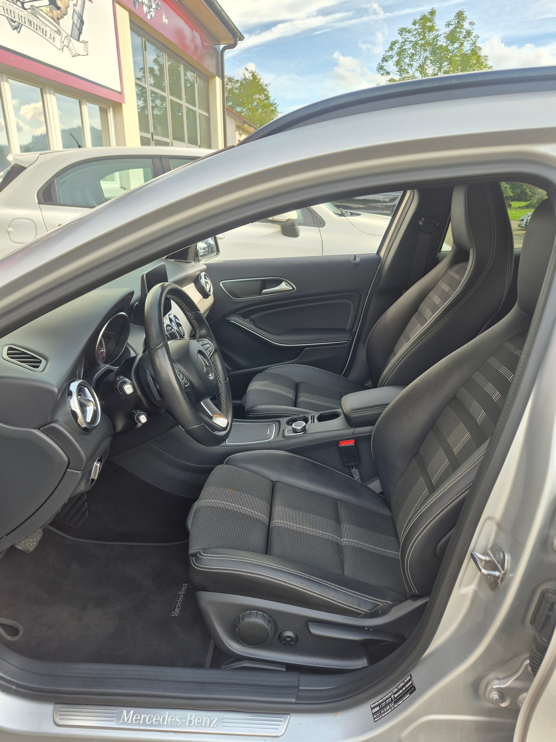MERCEDES-BENZ GLA 200 7G-DCT-image-11