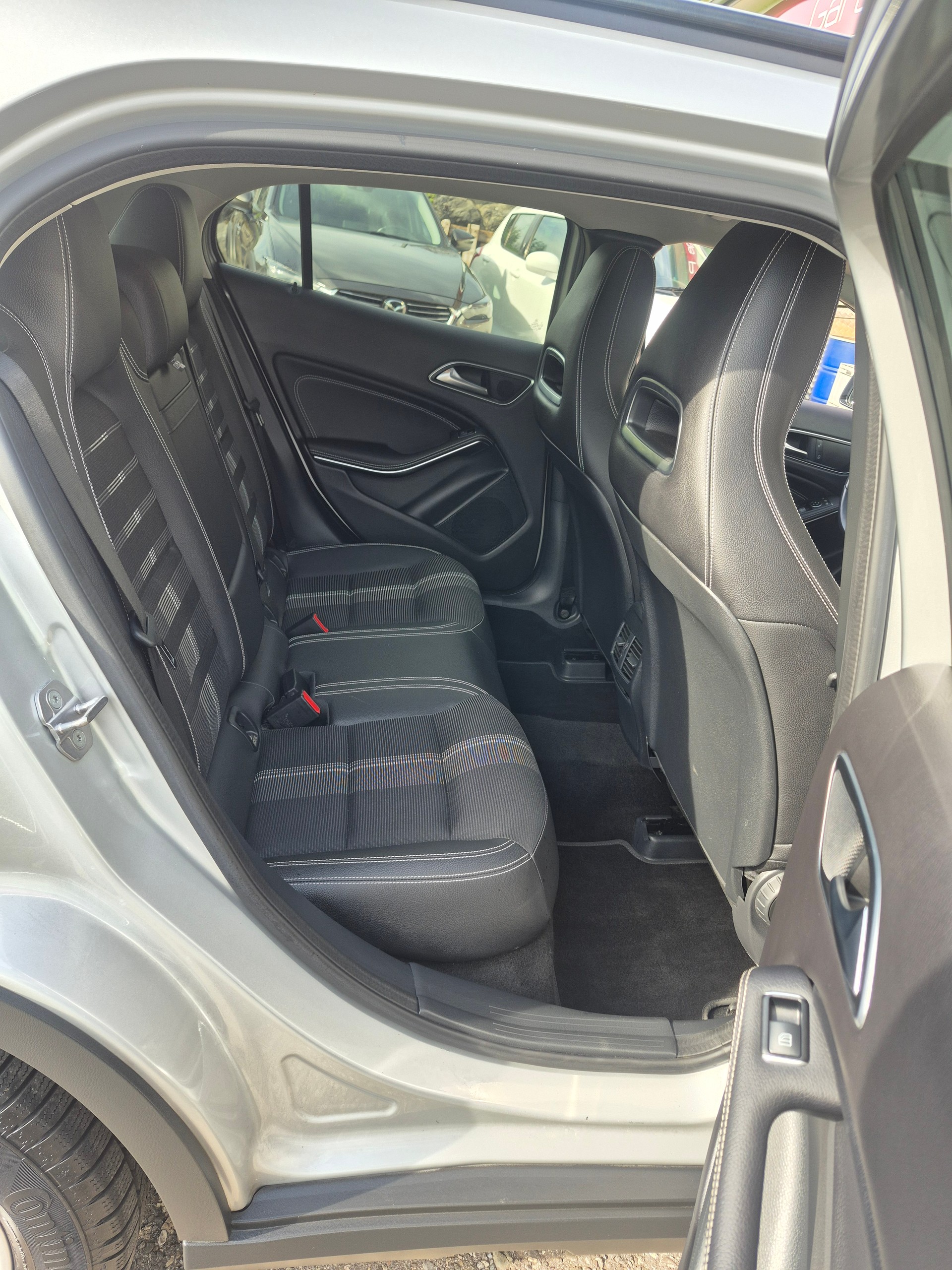 MERCEDES-BENZ GLA 200 7G-DCT-image-14