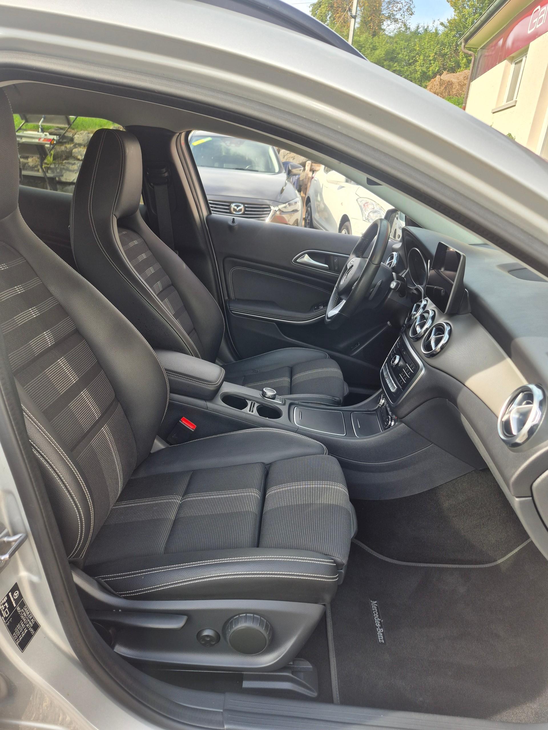 MERCEDES-BENZ GLA 200 7G-DCT-image-13