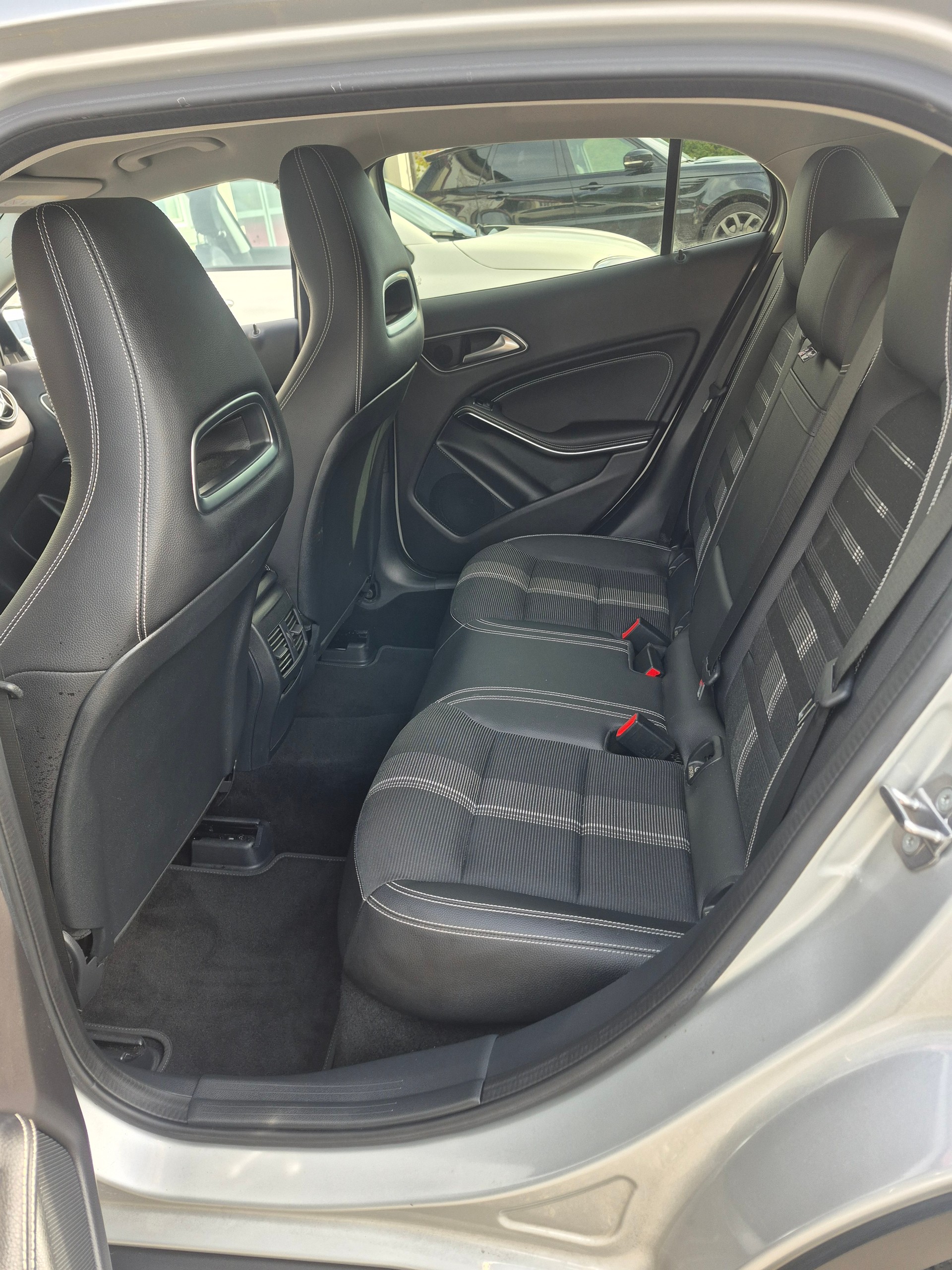MERCEDES-BENZ GLA 200 7G-DCT-image-12