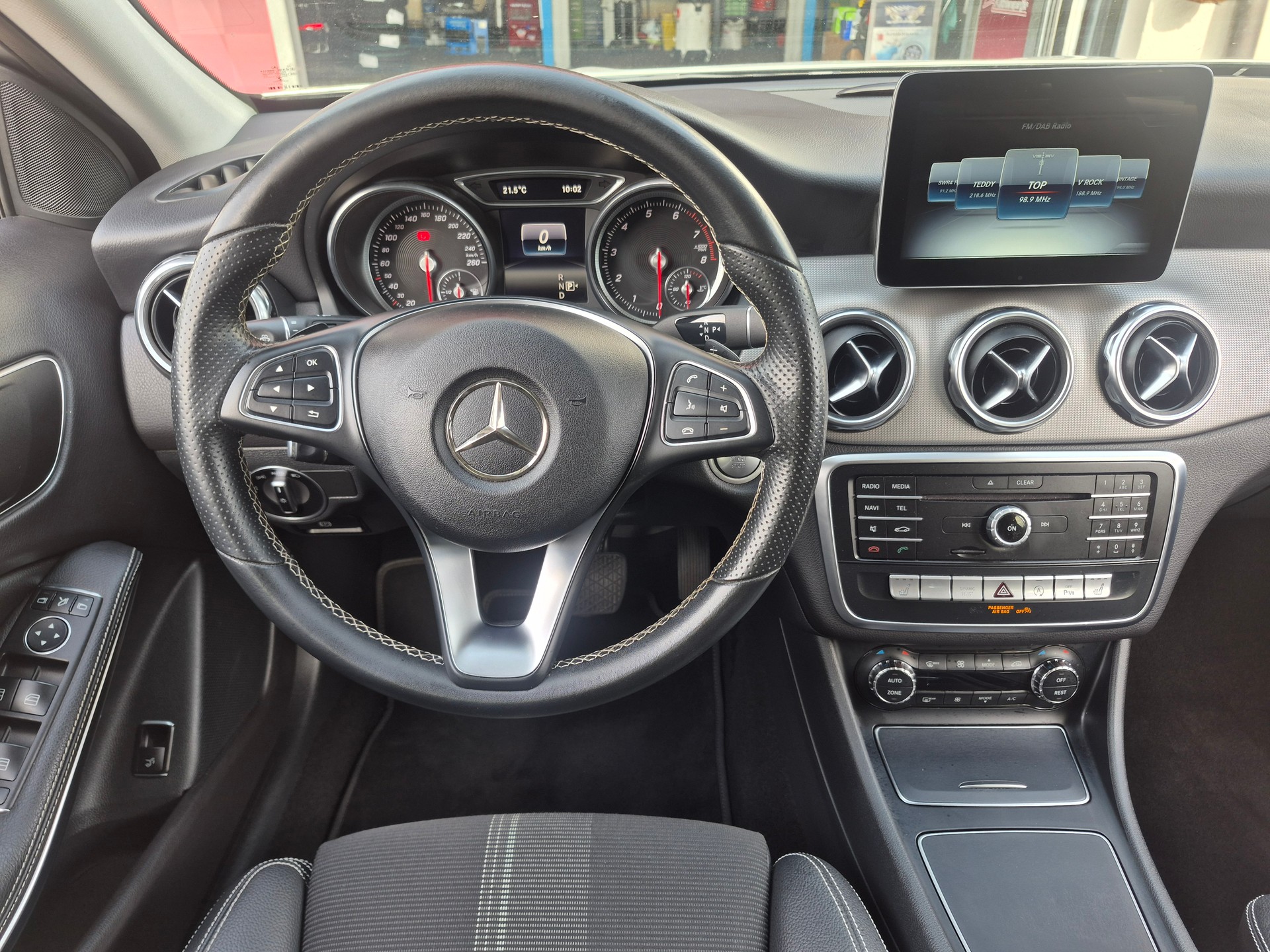 MERCEDES-BENZ GLA 200 7G-DCT-image-10
