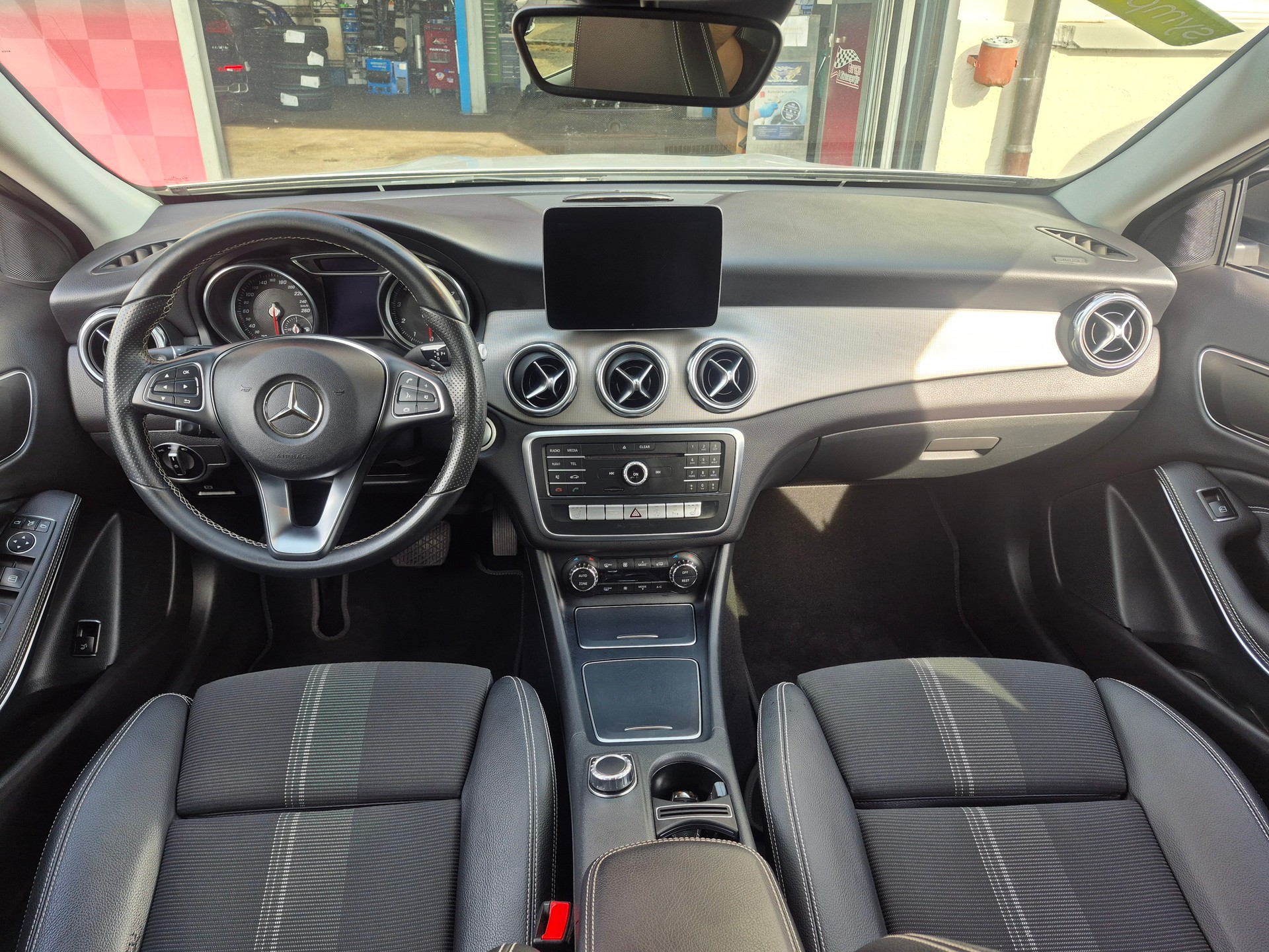 MERCEDES-BENZ GLA 200 7G-DCT-image-9