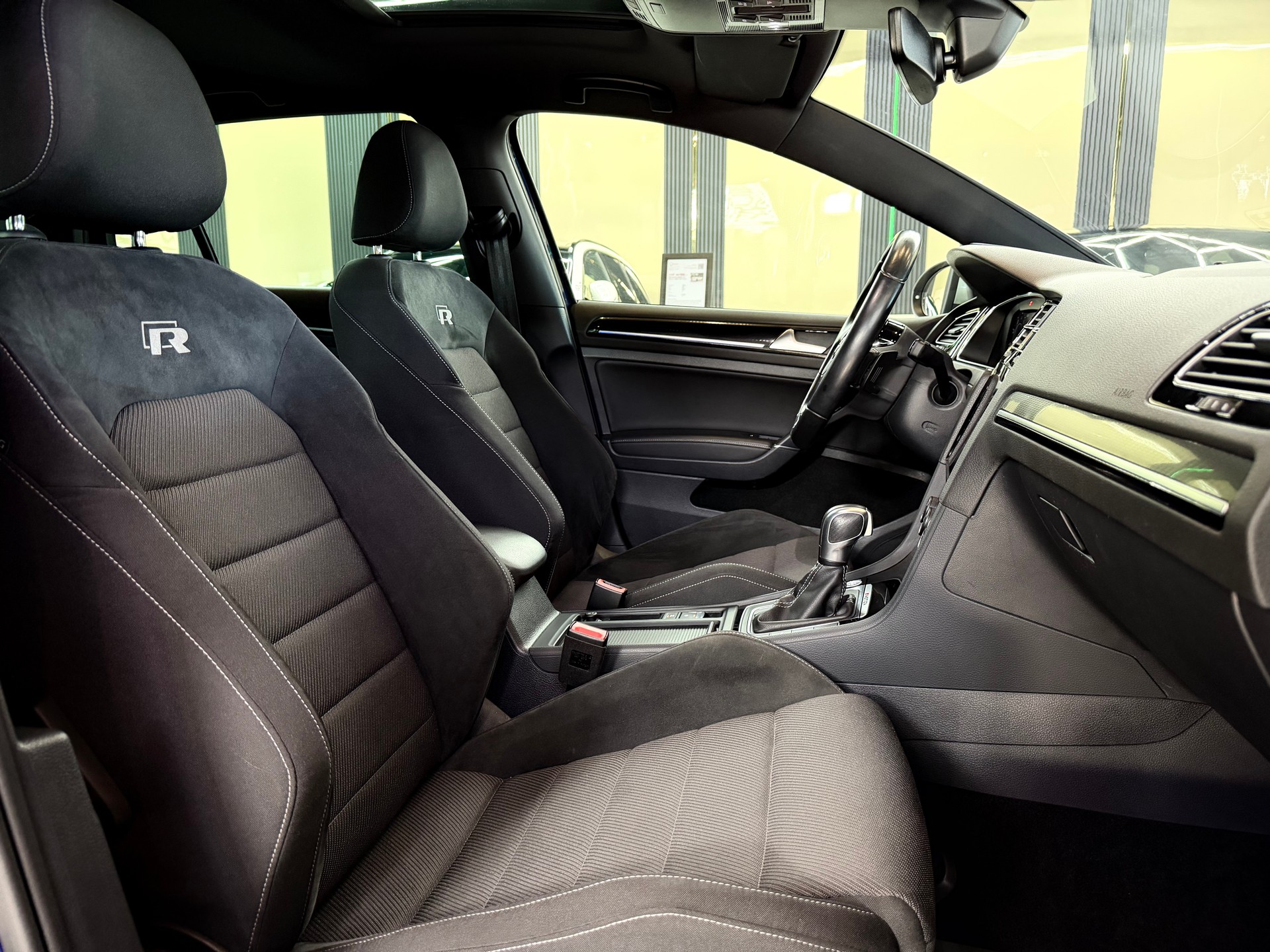 VW Golf 2.0 TSI R 4Motion DSG-image-11