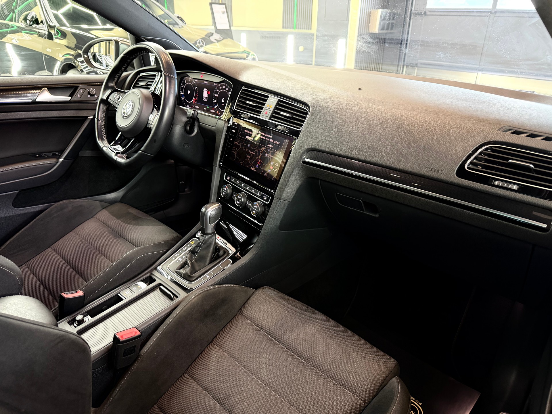VW Golf 2.0 TSI R 4Motion DSG-image-10