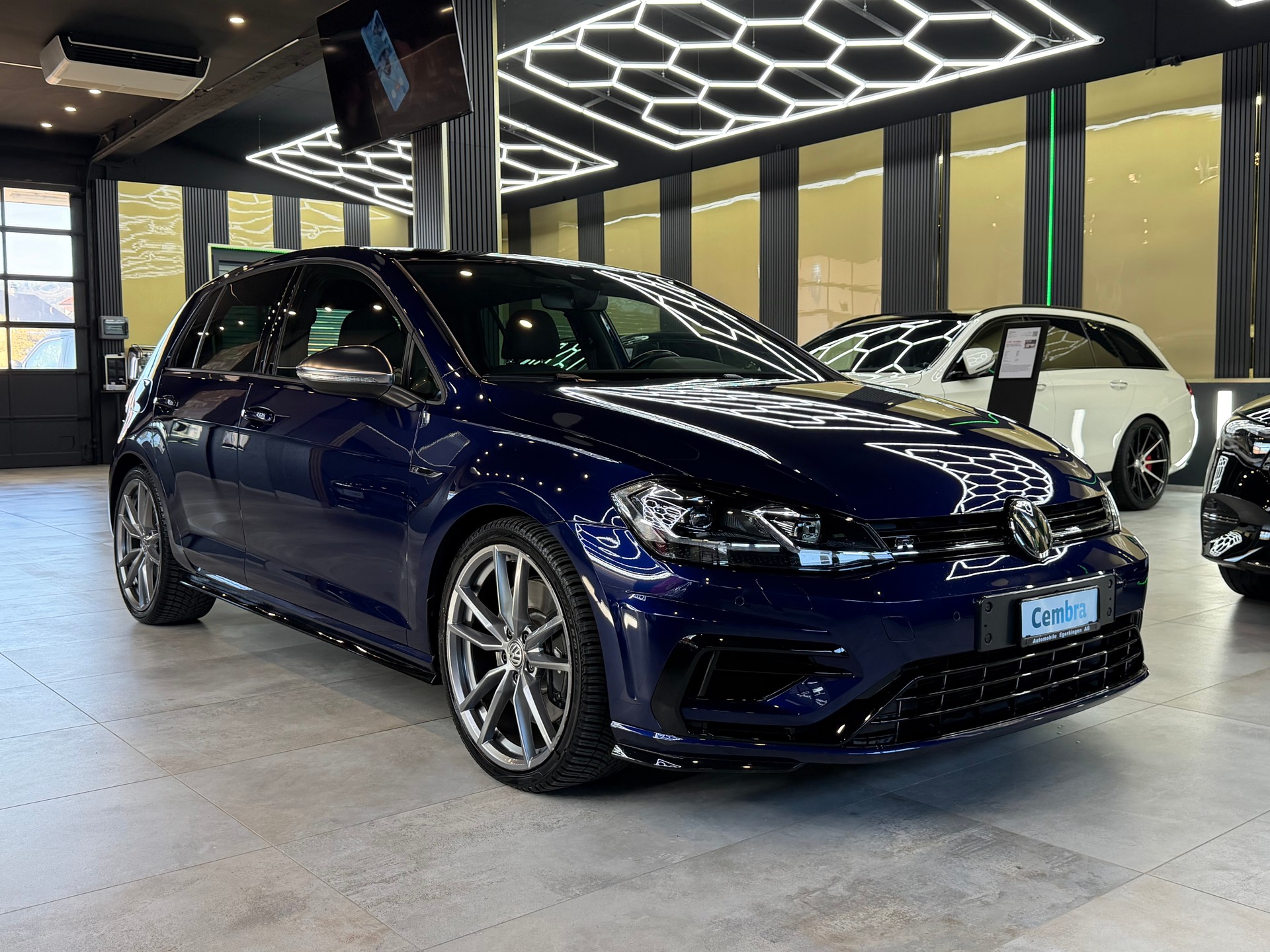 VW Golf 2.0 TSI R 4Motion DSG-image-2
