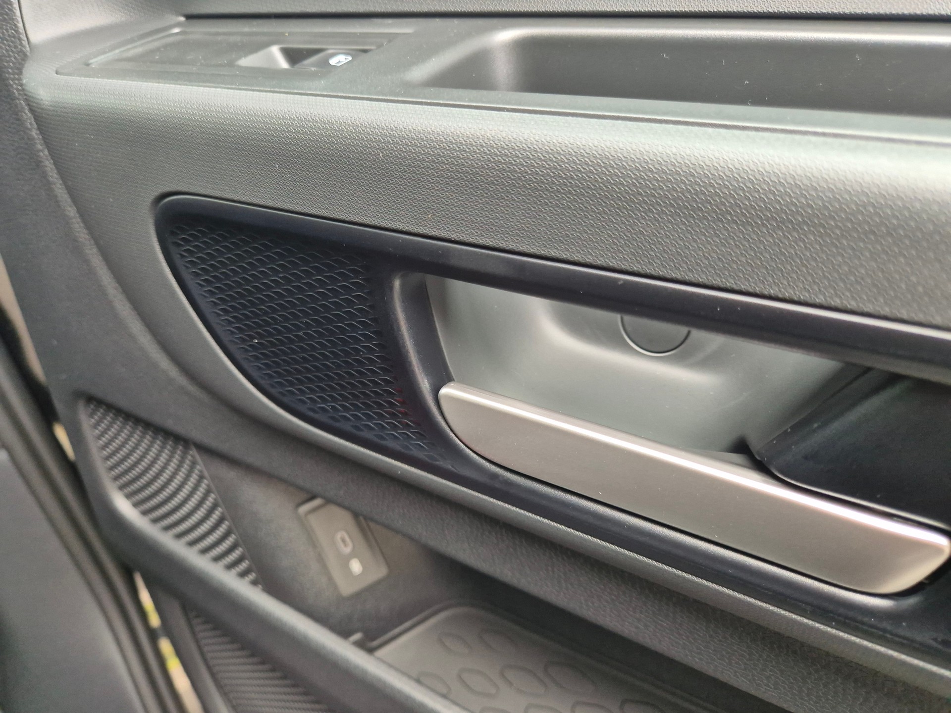 VW ID.Buzz LWB Pro 4 Motion-image-24