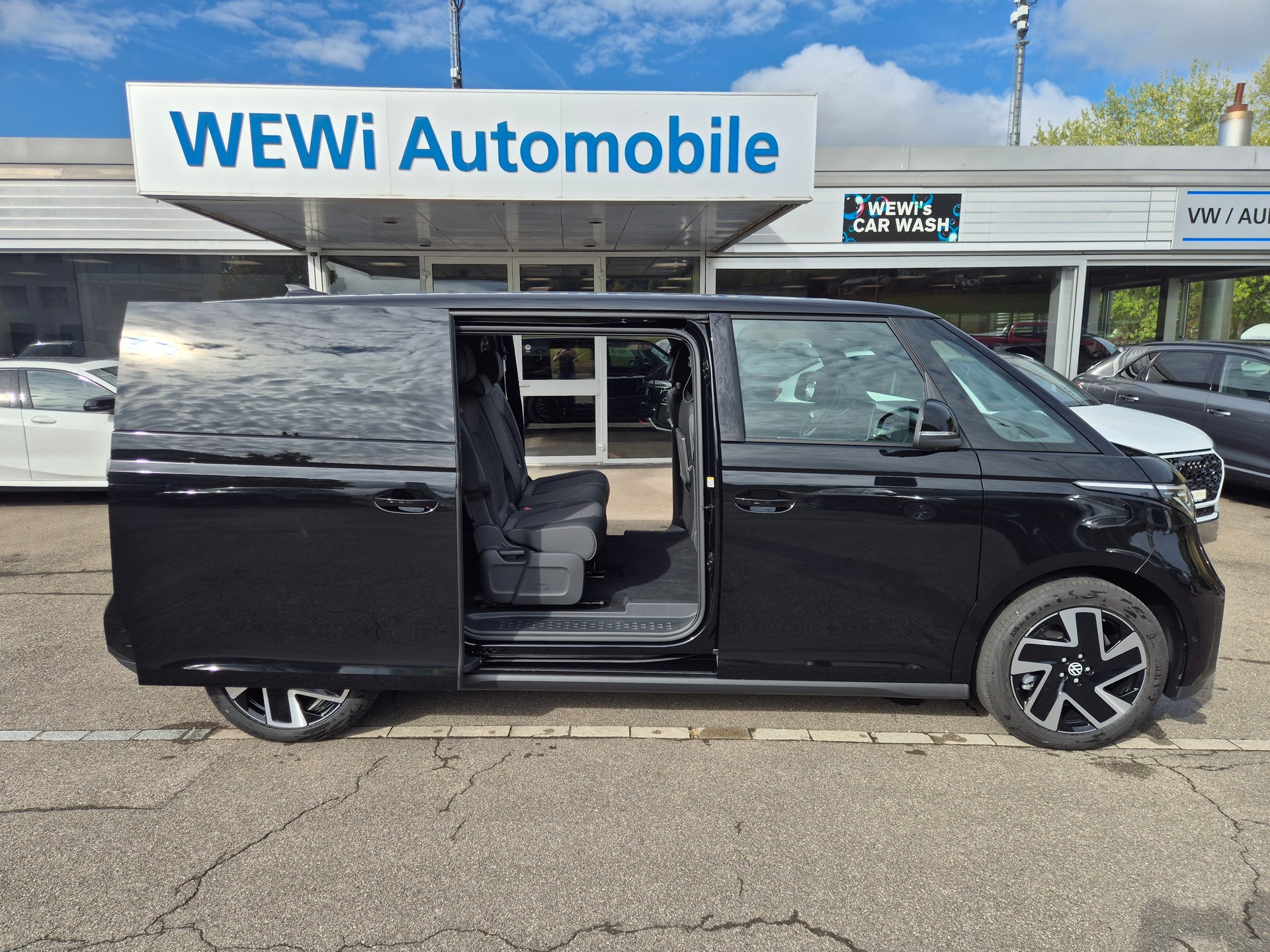 VW ID.Buzz LWB Pro 4 Motion-image-9