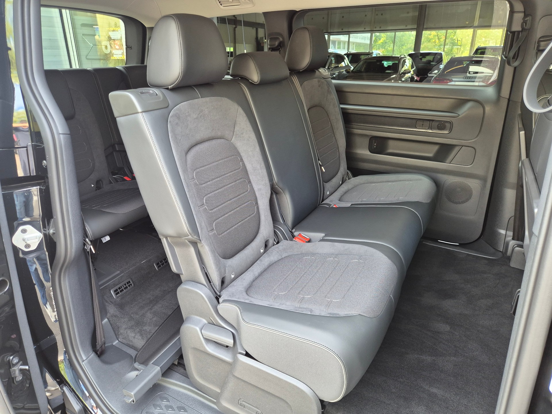 VW ID.Buzz LWB Pro 4 Motion-image-21