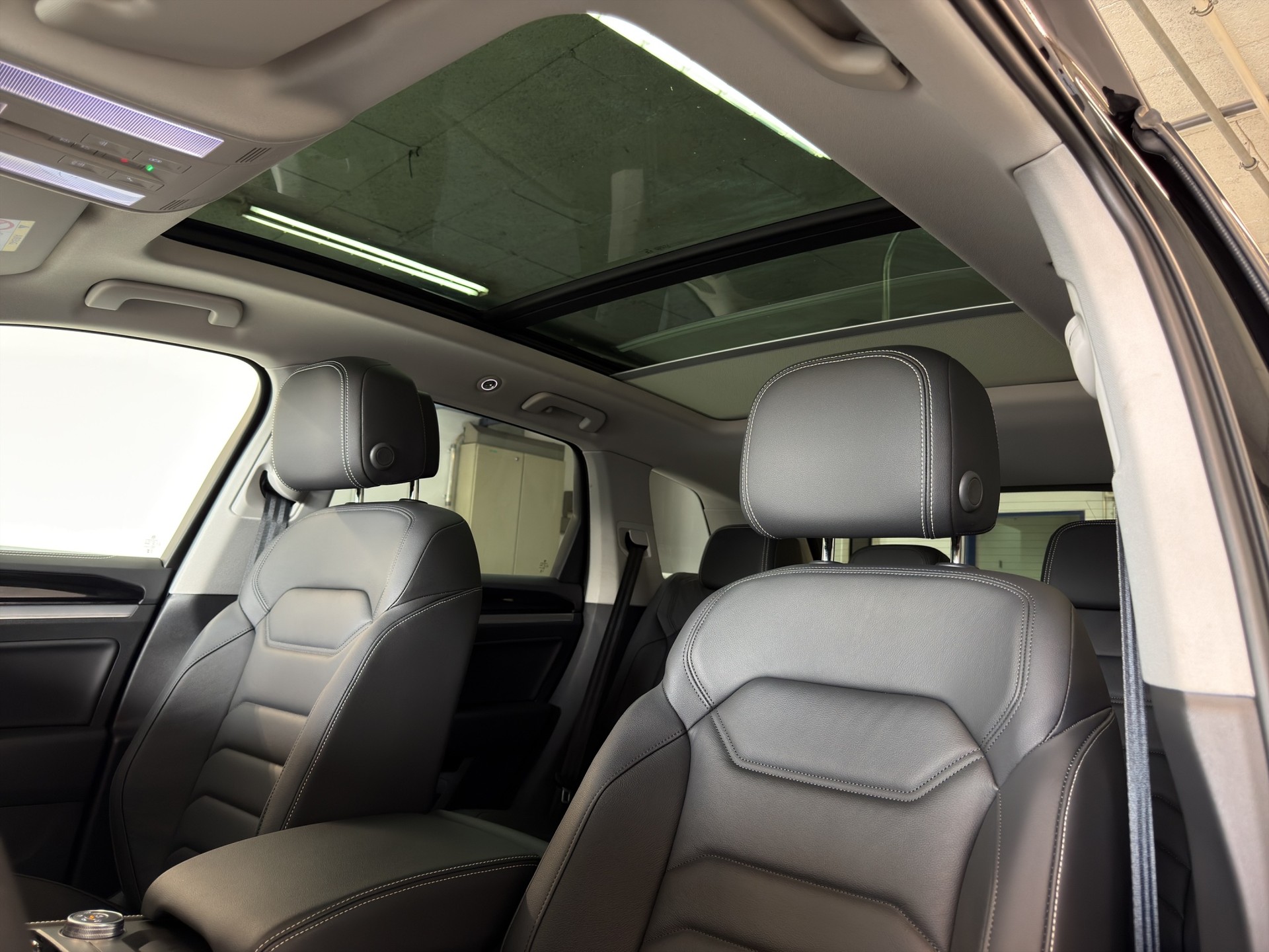 VW Touareg 3.0 TDI Elegance Tiptronic-image-13