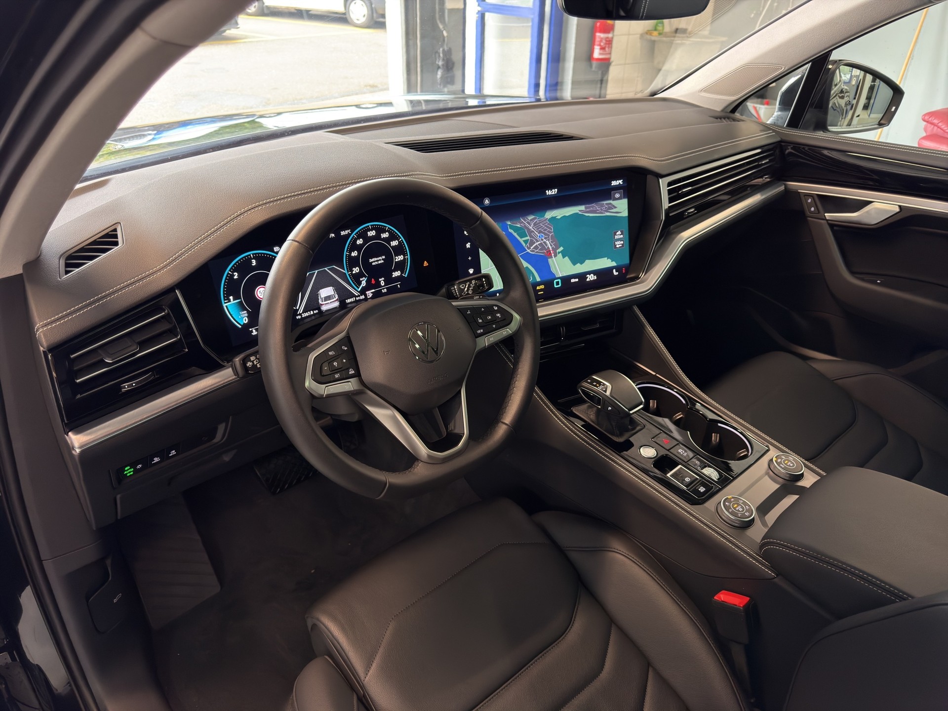 VW Touareg 3.0 TDI Elegance Tiptronic-image-6