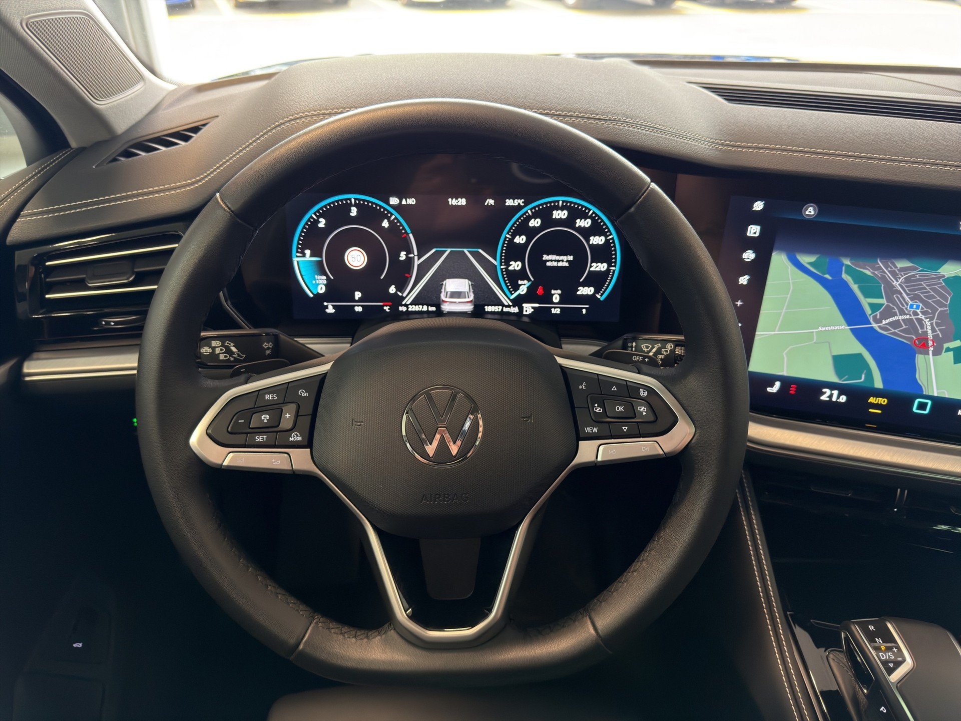 VW Touareg 3.0 TDI Elegance Tiptronic-image-8