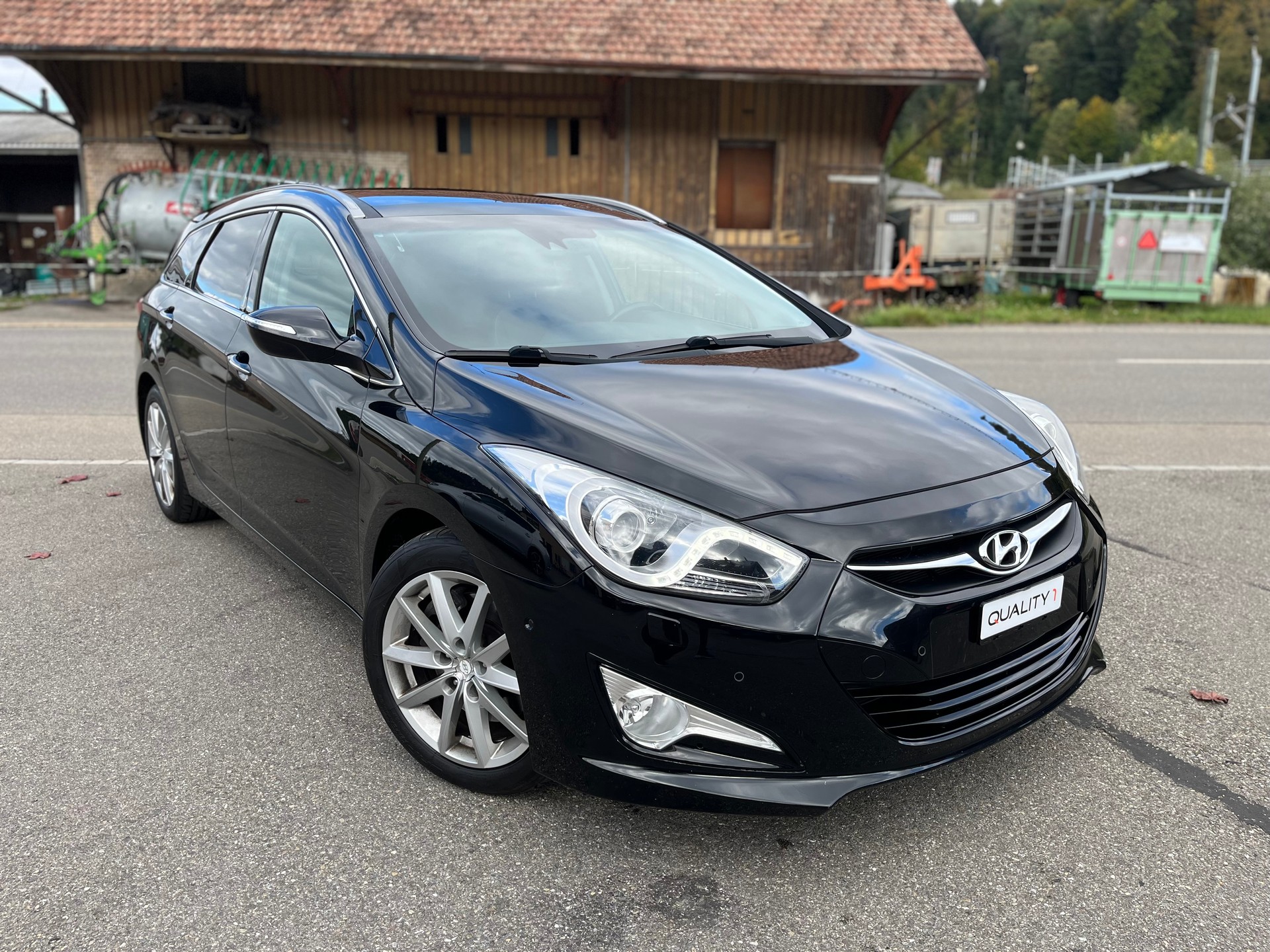 HYUNDAI i40 Wagon 2.0 GDi Premium Automatic / Frisch ab MFK & Service / 8-fach bereift / Vollausstattung-image-1