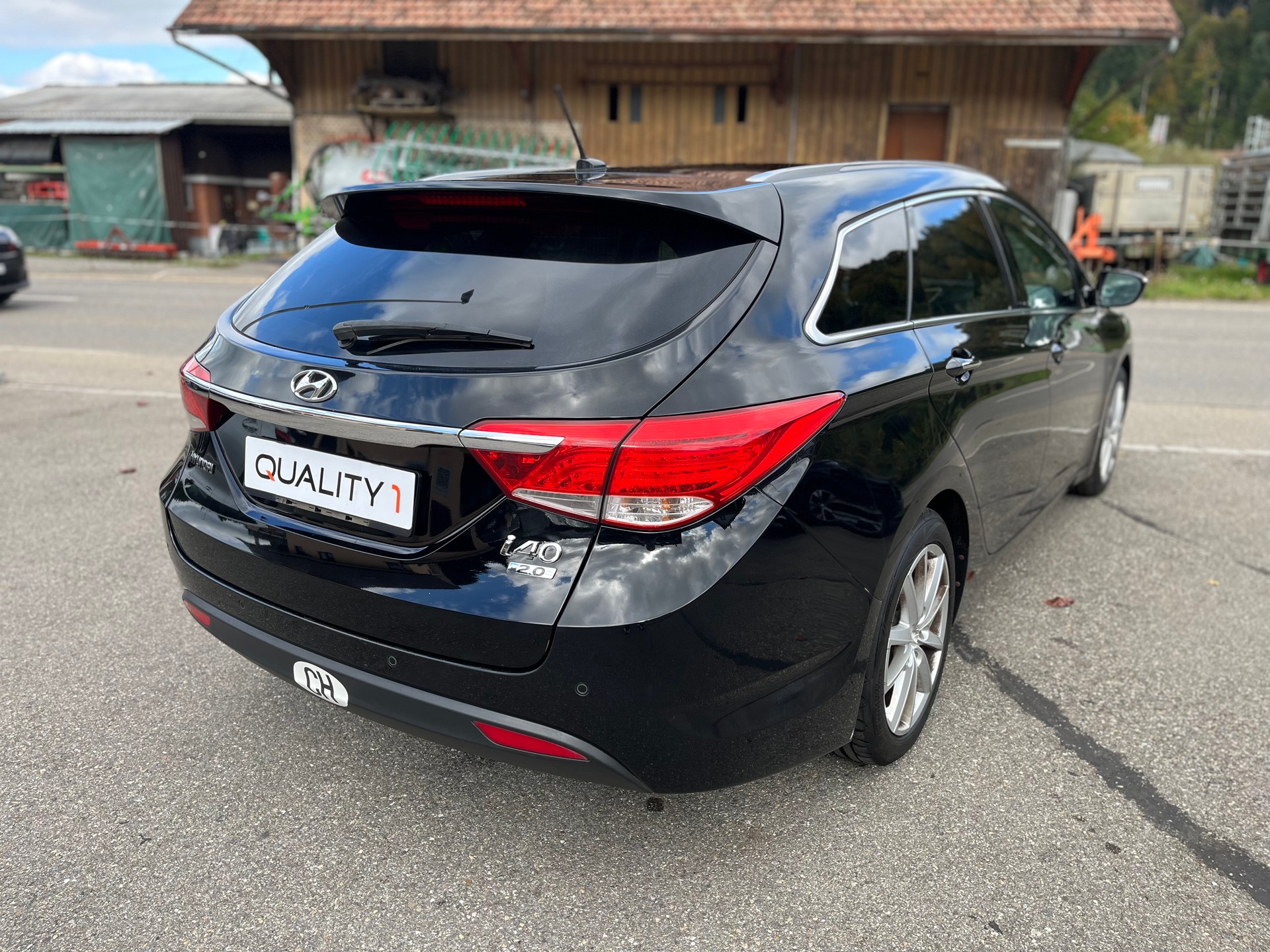 HYUNDAI i40 Wagon 2.0 GDi Premium Automatic / Frisch ab MFK & Service / 8-fach bereift / Vollausstattung-image-2