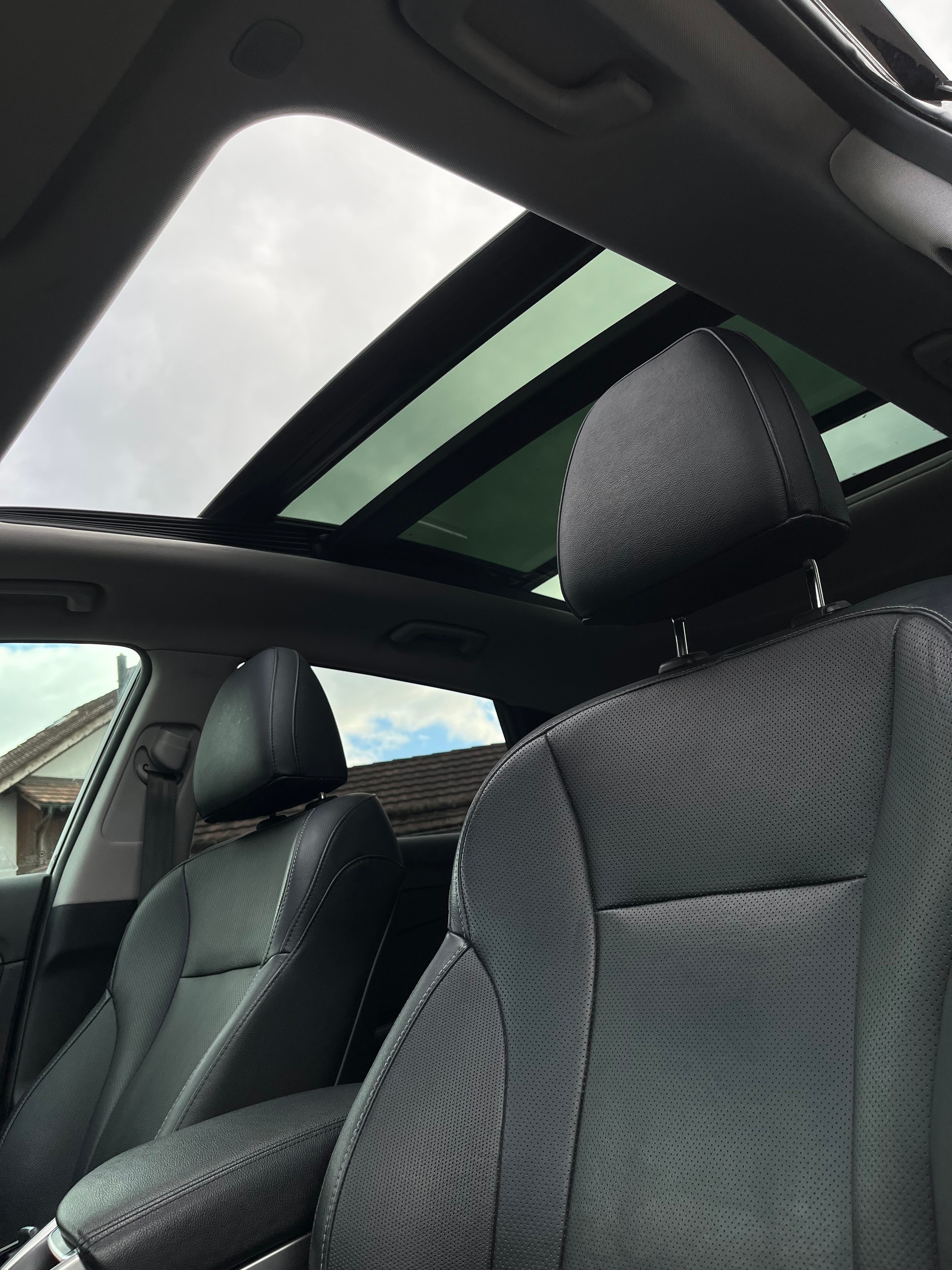 HYUNDAI i40 Wagon 2.0 GDi Premium Automatic / Frisch ab MFK & Service / 8-fach bereift / Vollausstattung-image-10