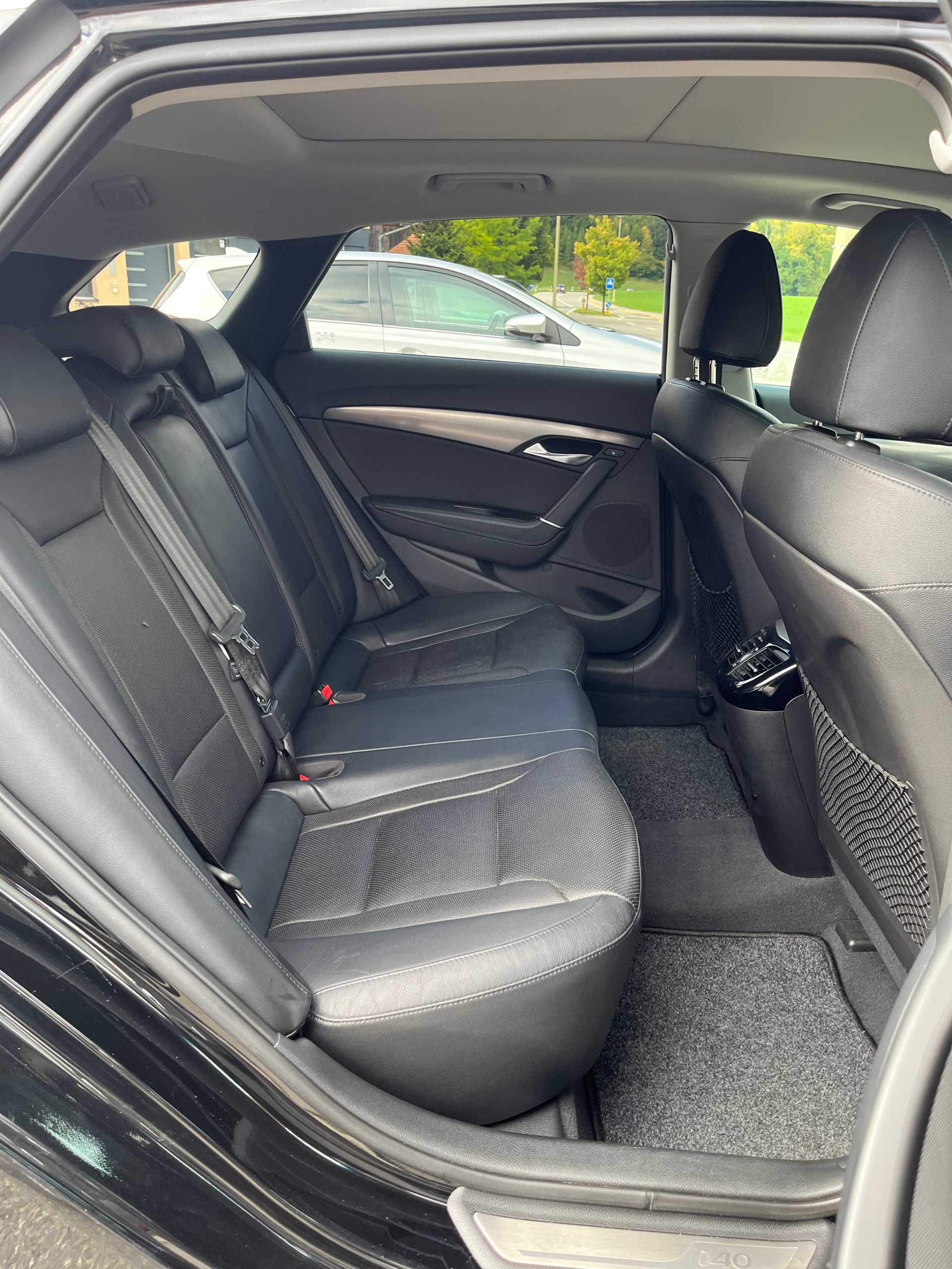HYUNDAI i40 Wagon 2.0 GDi Premium Automatic / Frisch ab MFK & Service / 8-fach bereift / Vollausstattung-image-5