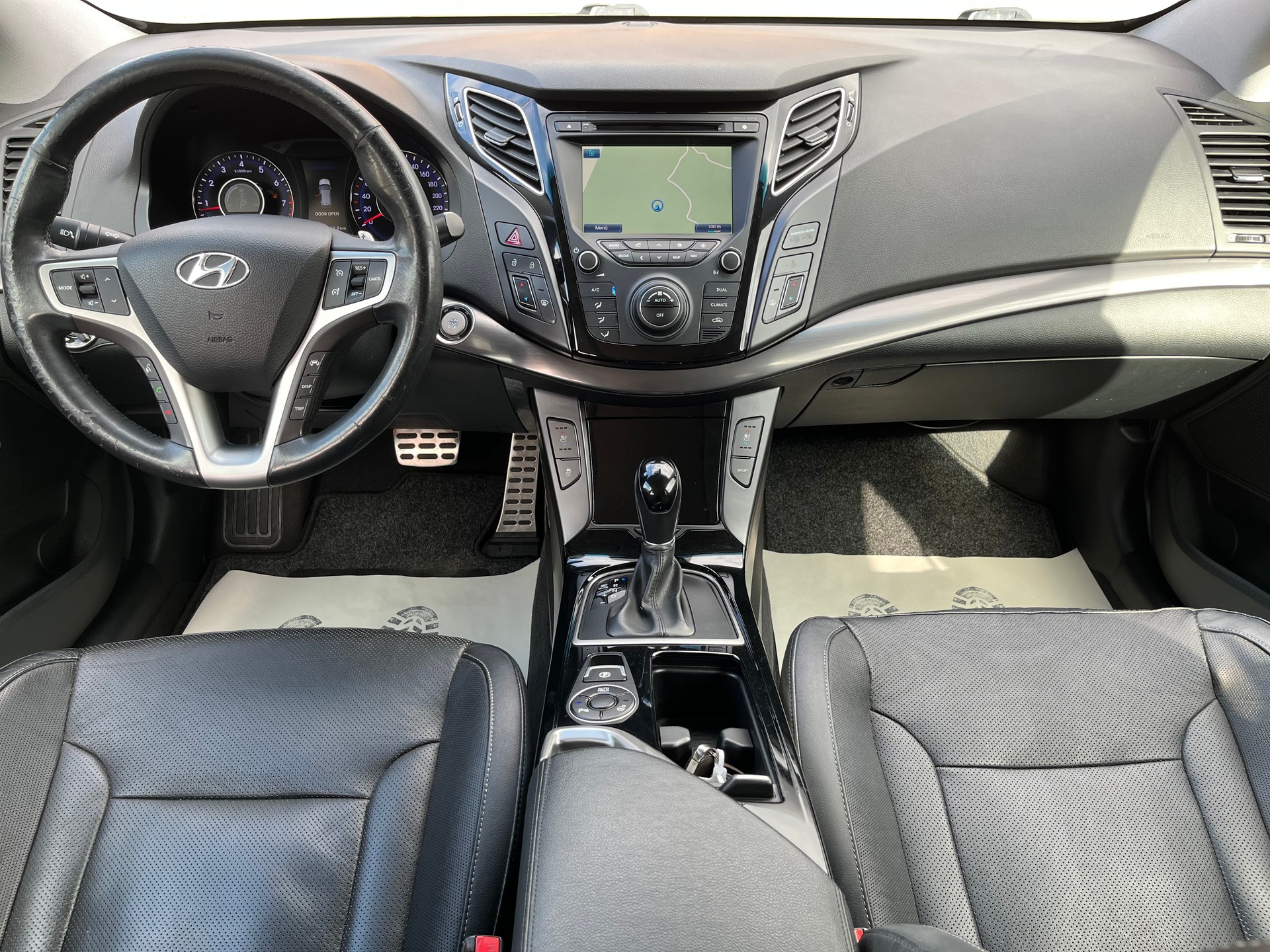 HYUNDAI i40 Wagon 2.0 GDi Premium Automatic / Frisch ab MFK & Service / 8-fach bereift / Vollausstattung-image-6