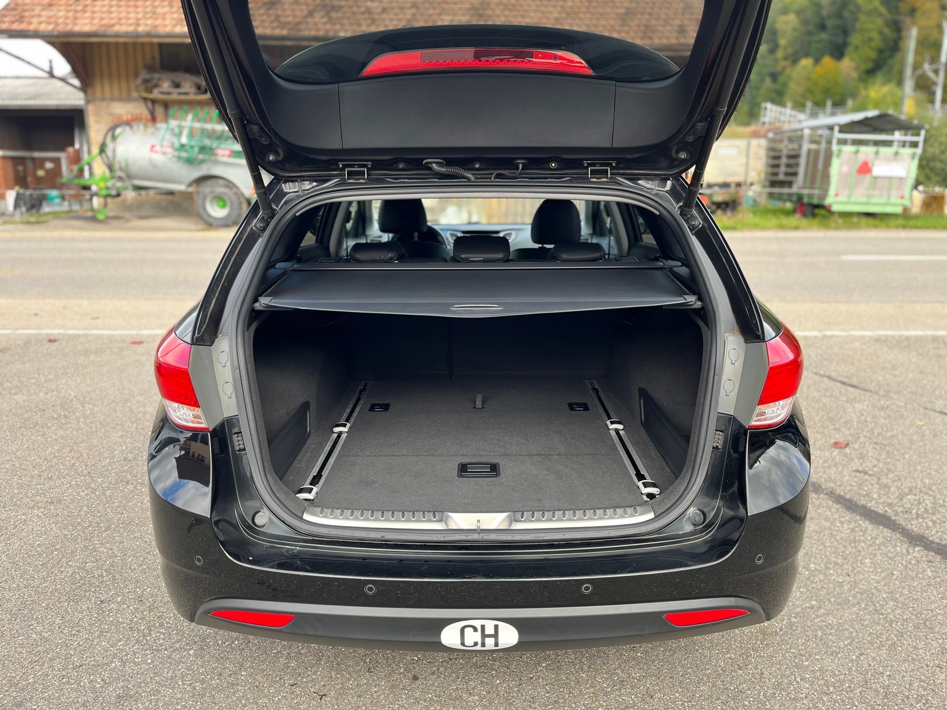 HYUNDAI i40 Wagon 2.0 GDi Premium Automatic / Frisch ab MFK & Service / 8-fach bereift / Vollausstattung-image-4