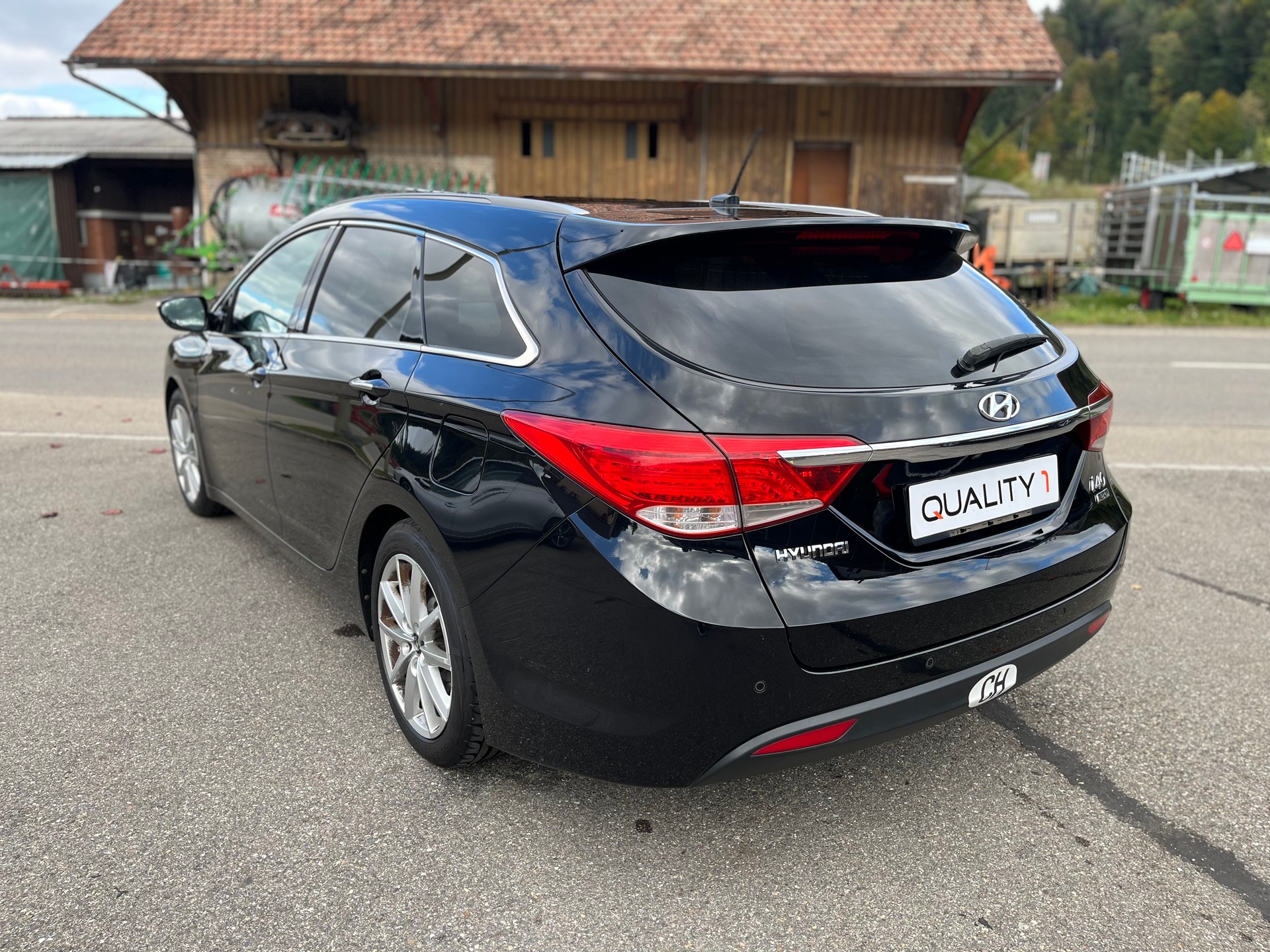 HYUNDAI i40 Wagon 2.0 GDi Premium Automatic / Frisch ab MFK & Service / 8-fach bereift / Vollausstattung-image-3
