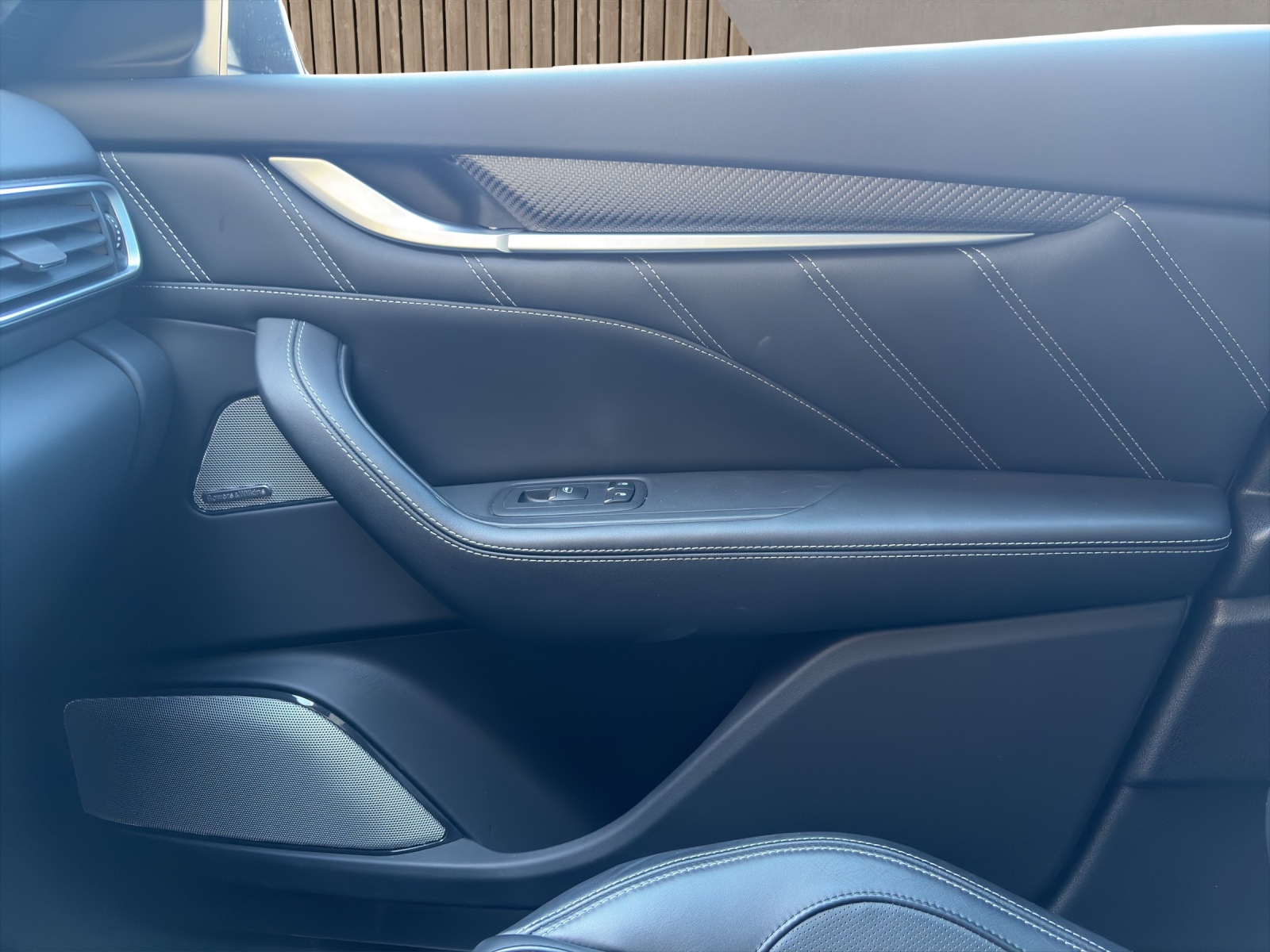 MASERATI Levante 3.8 V8 Trofeo Q4 Automatica / Carbon innen und aussen-image-11
