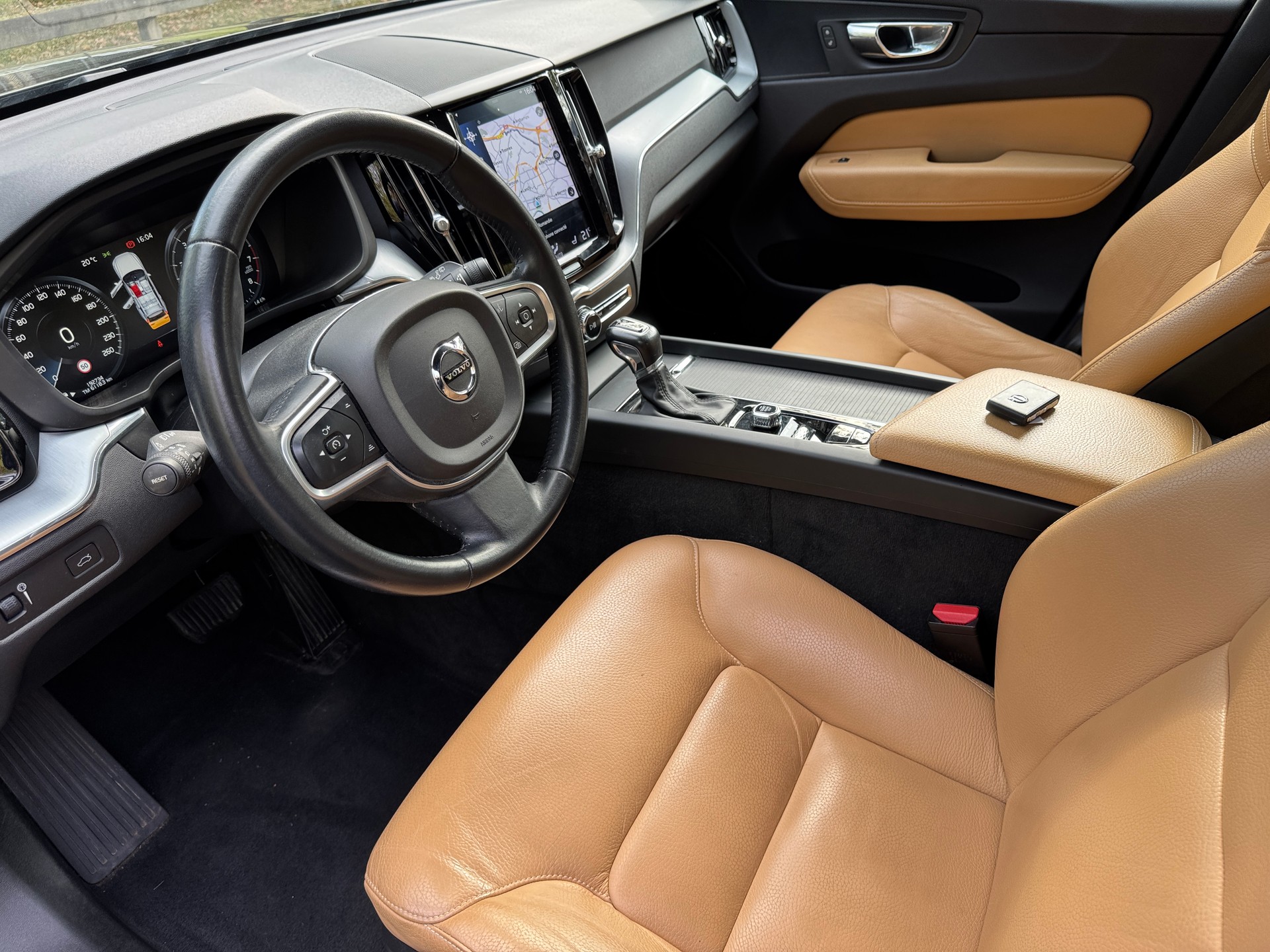 VOLVO XC60 T5 AWD Momentum Geartronic-image-1
