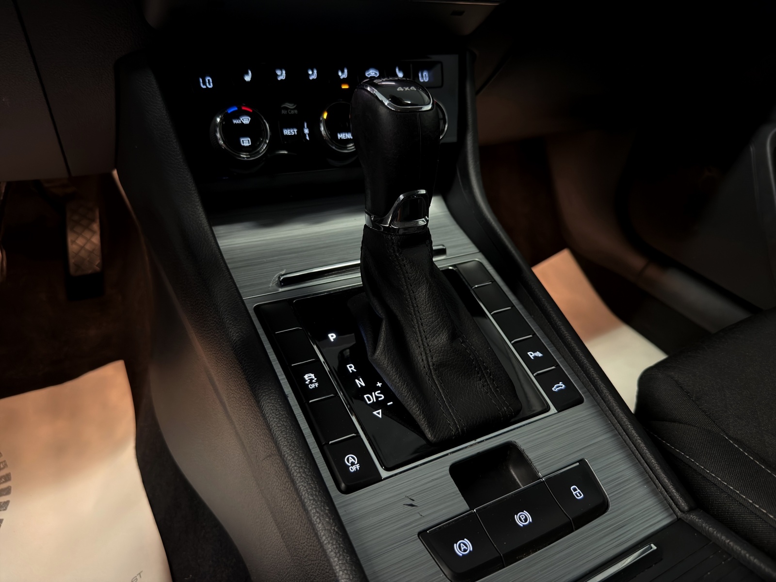 SKODA Superb Combi 2.0 TDi Ambition 4x4 DSG-image-13