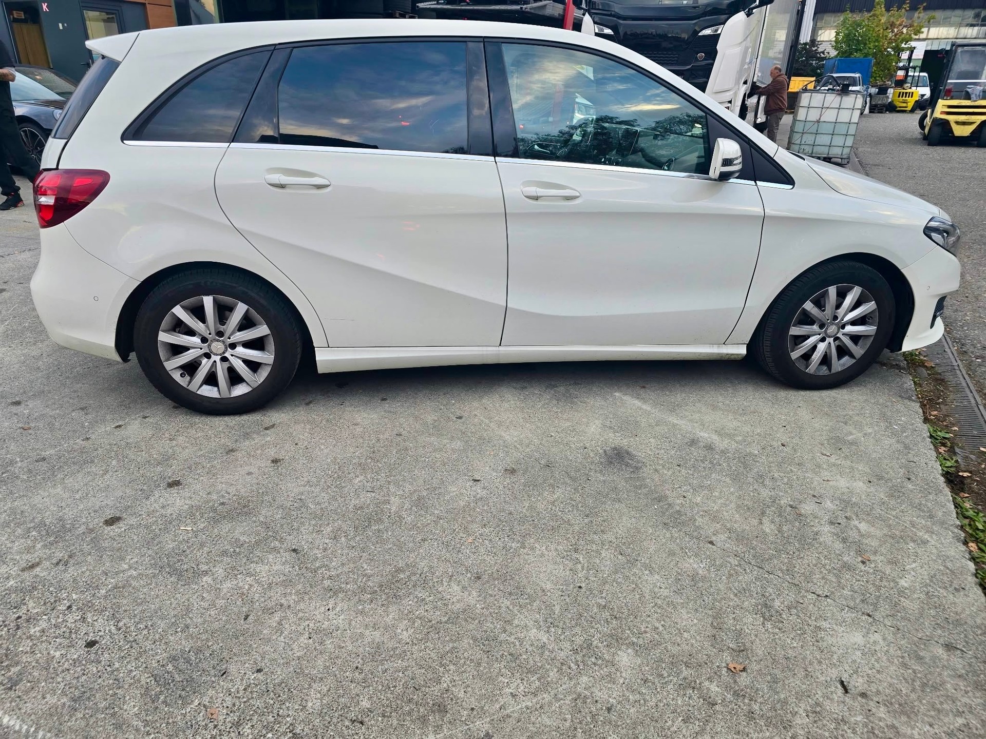 MERCEDES-BENZ B 180 Style-image-5