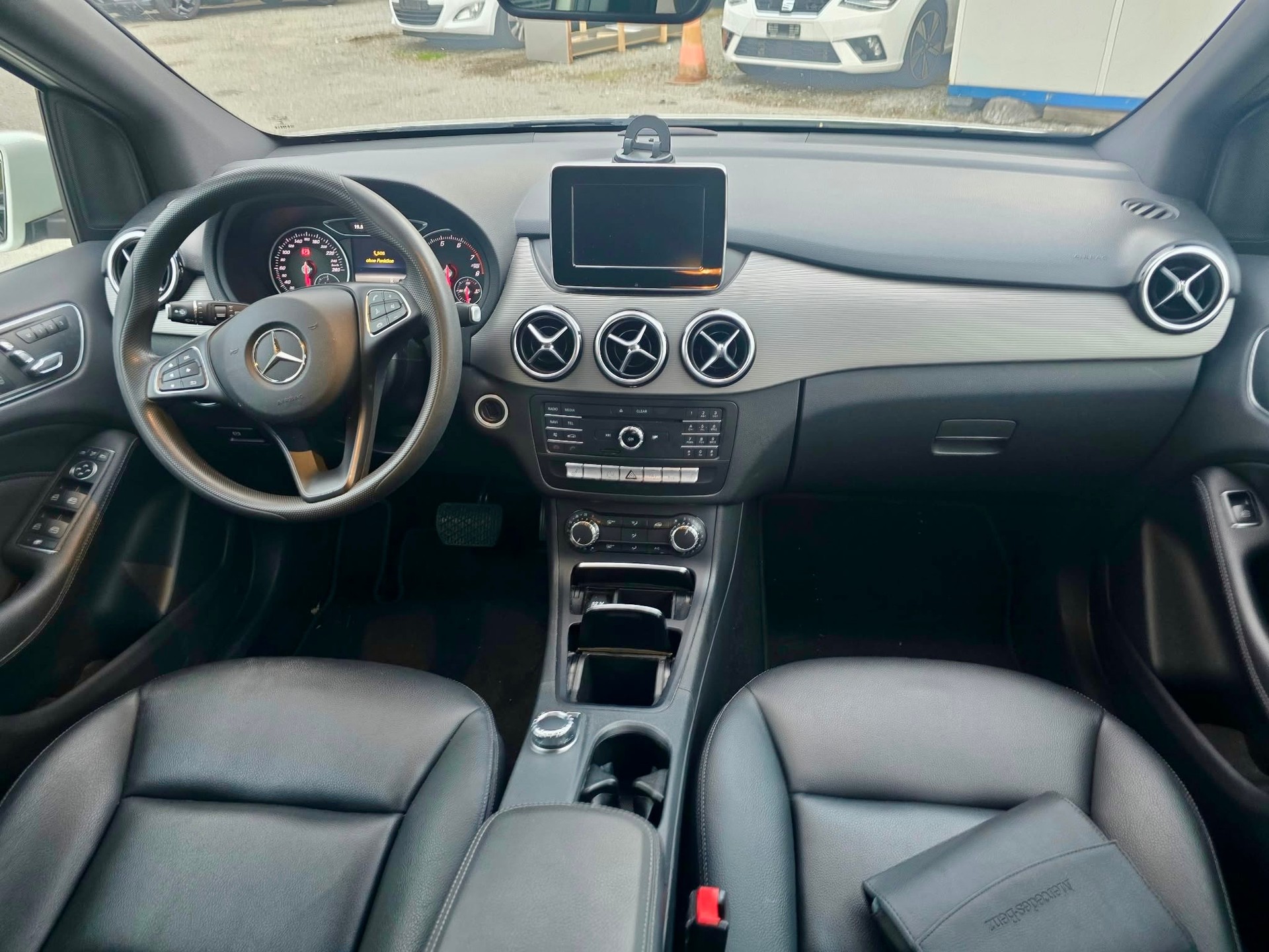 MERCEDES-BENZ B 180 Style-image-10