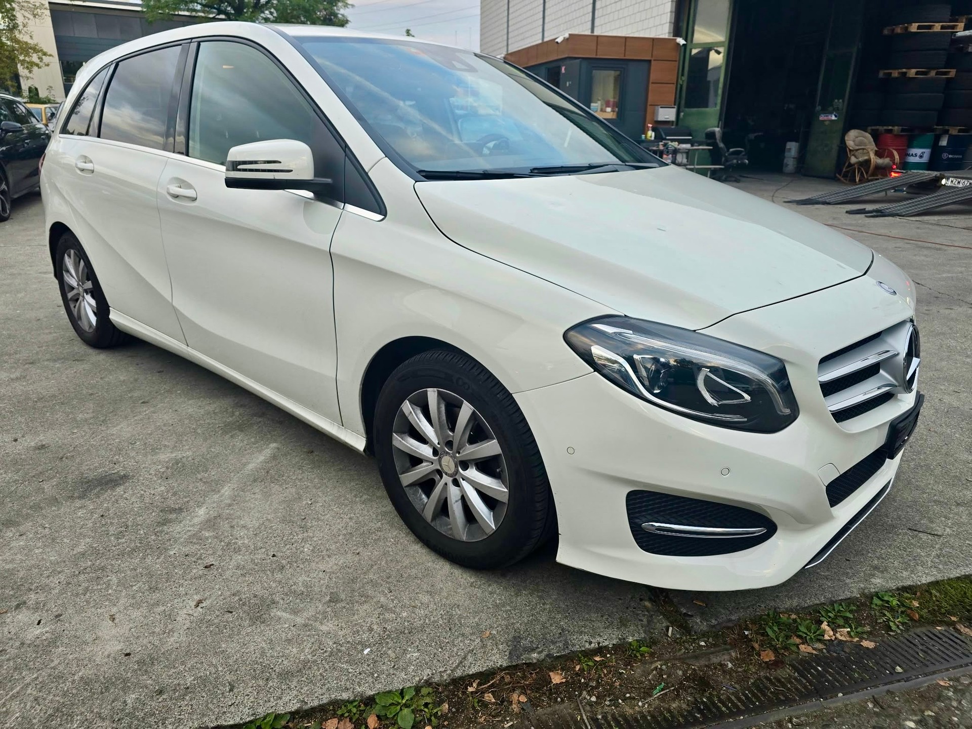 MERCEDES-BENZ B 180 Style-image-1