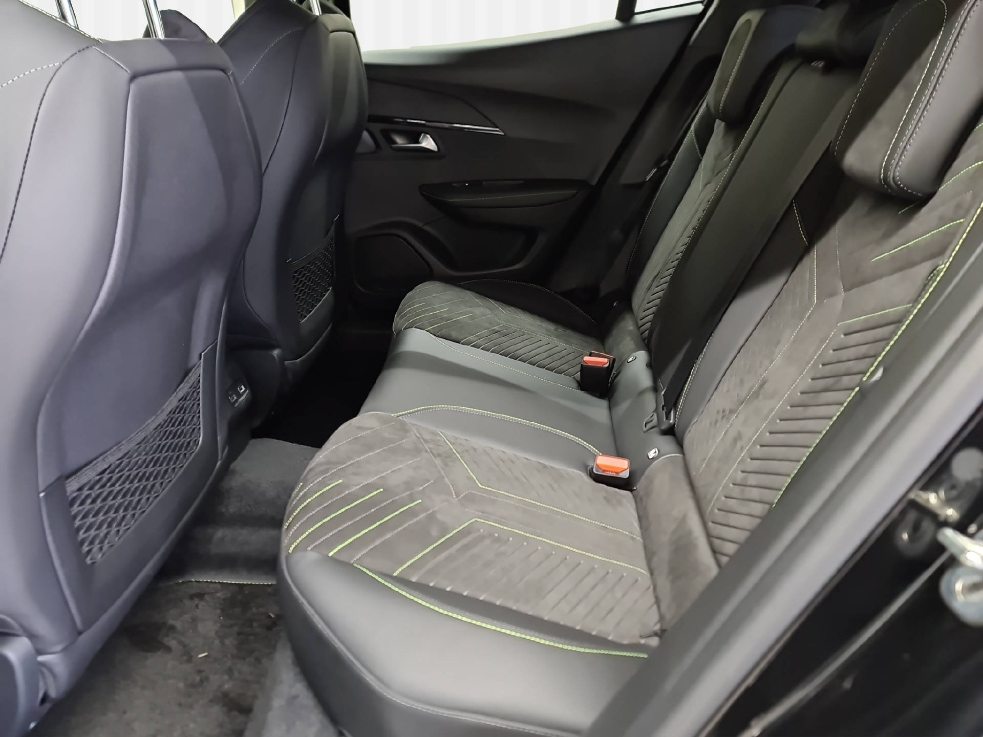 PEUGEOT 2008 1.2 PureTech 130 GT-image-9