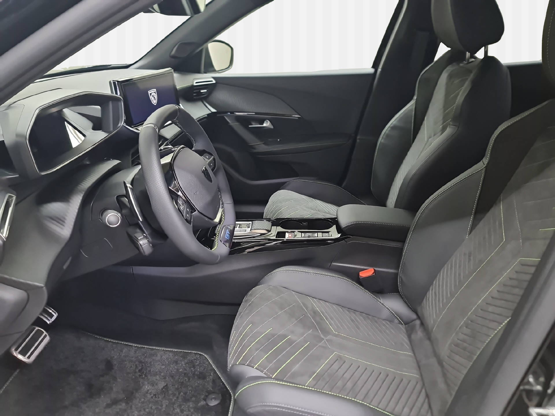 PEUGEOT 2008 1.2 PureTech 130 GT-image-6