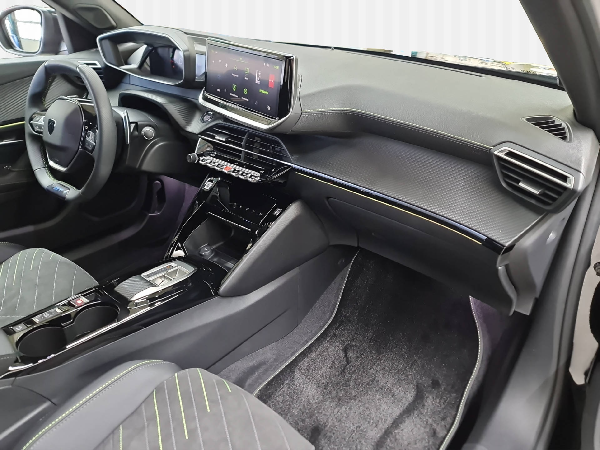 PEUGEOT 2008 1.2 PureTech 130 GT-image-10