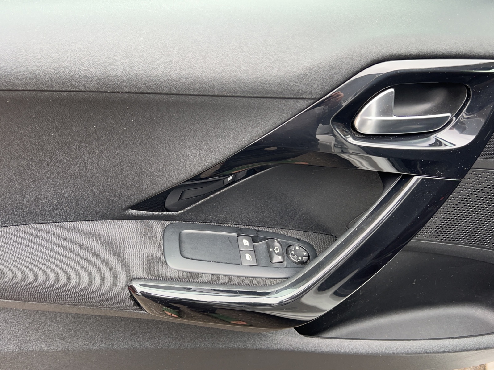 PEUGEOT 208 1.2 PureTech Signature-image-9