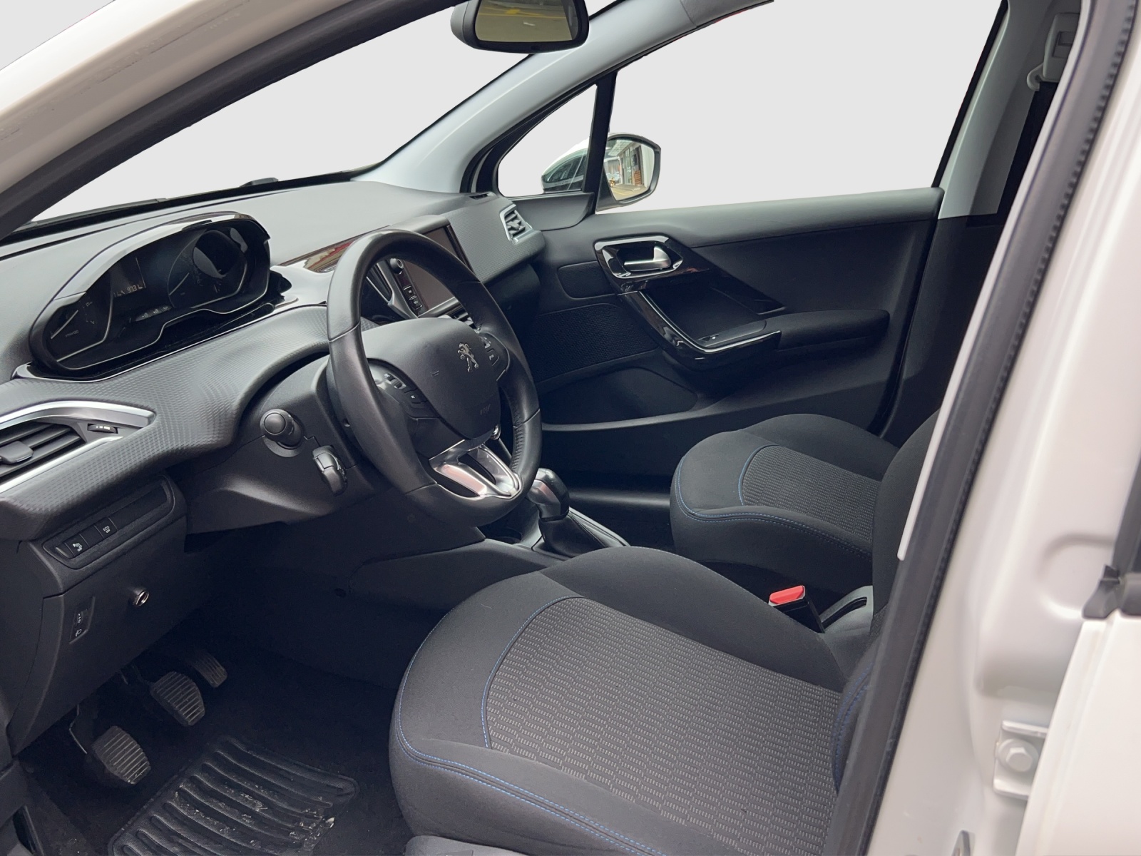 PEUGEOT 208 1.2 PureTech Signature-image-8